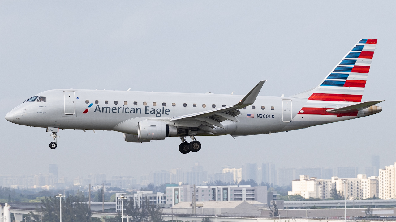 Full size: American Eagle Embraer E175 N300LK at Miami International Airport