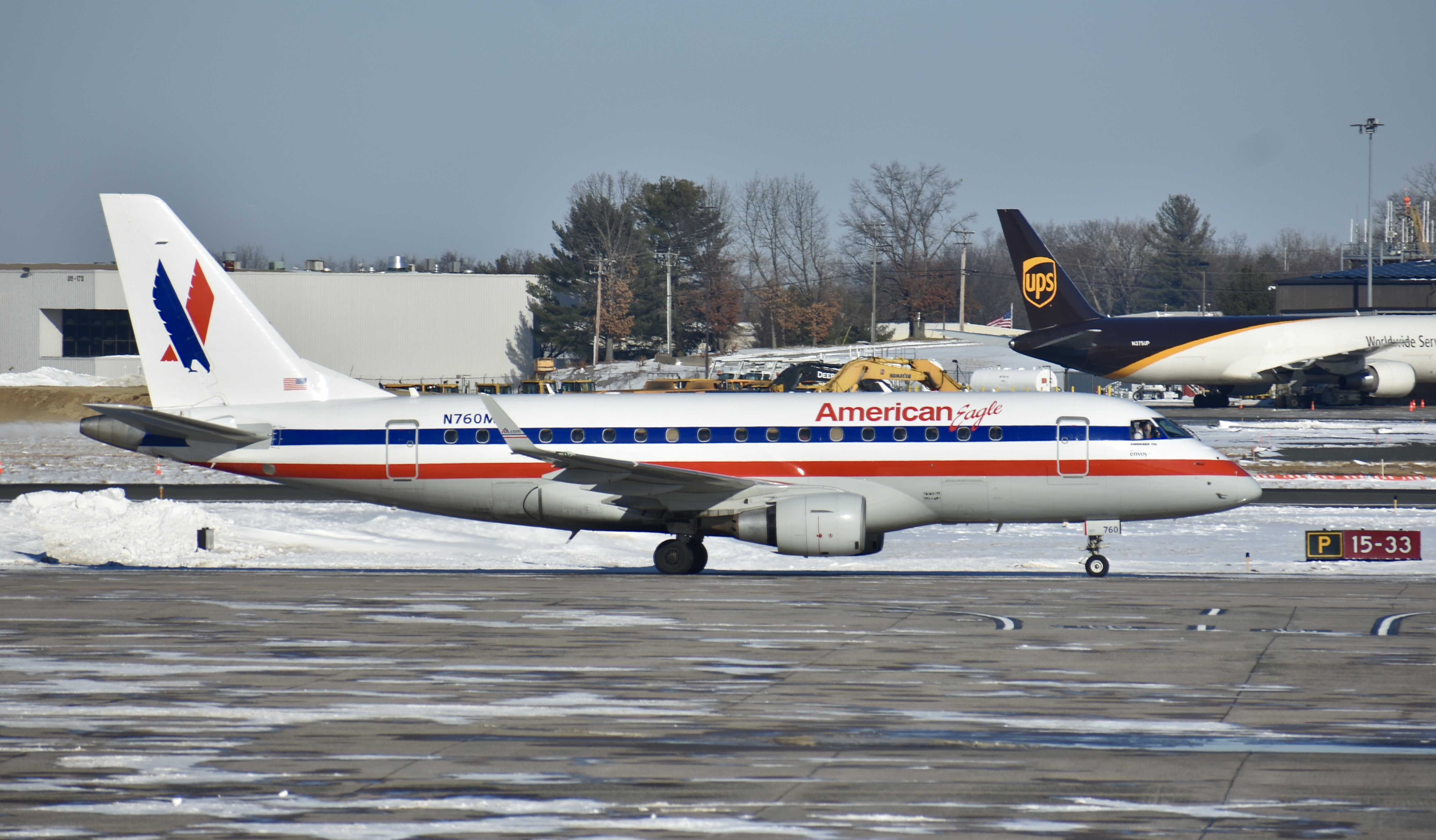 Full size: American Airlines Embraer E170 N760MQ at Bradley International Airport