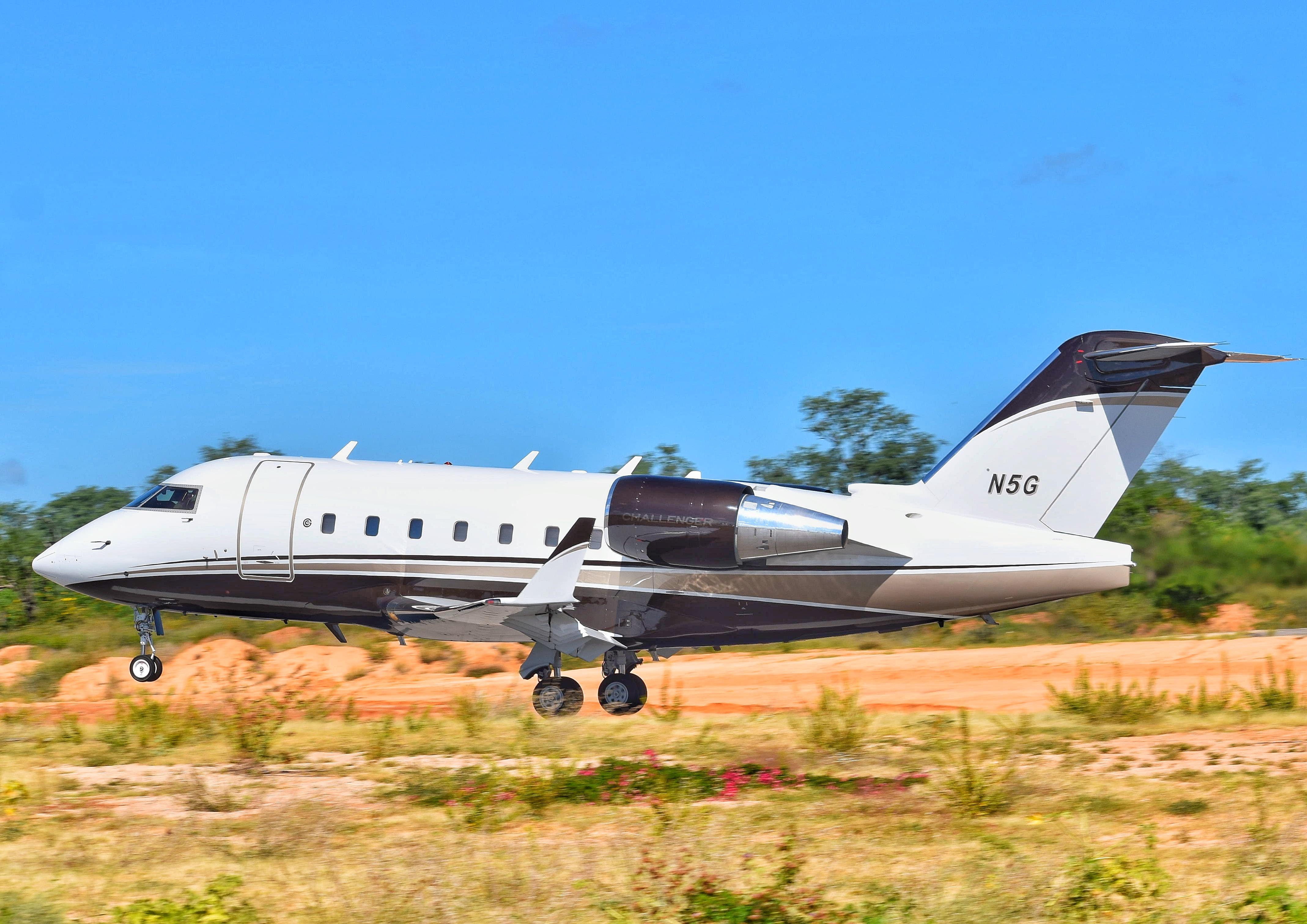 Full size: PRIVATE Bombardier Challenger 604 N5G at Aeropuerto de Cabo San Lucas Internacional