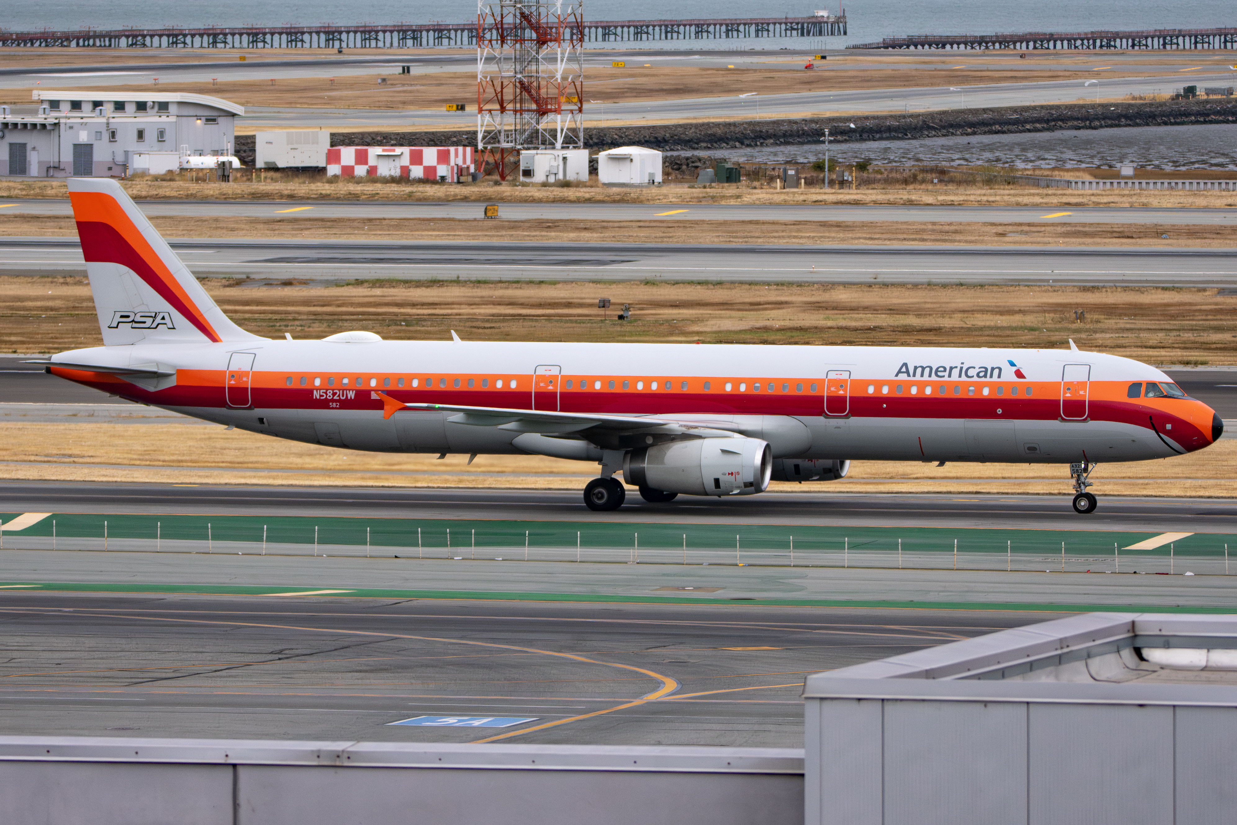Full size: American Airlines Airbus A321-200 N582UW at San Francisco International Airport