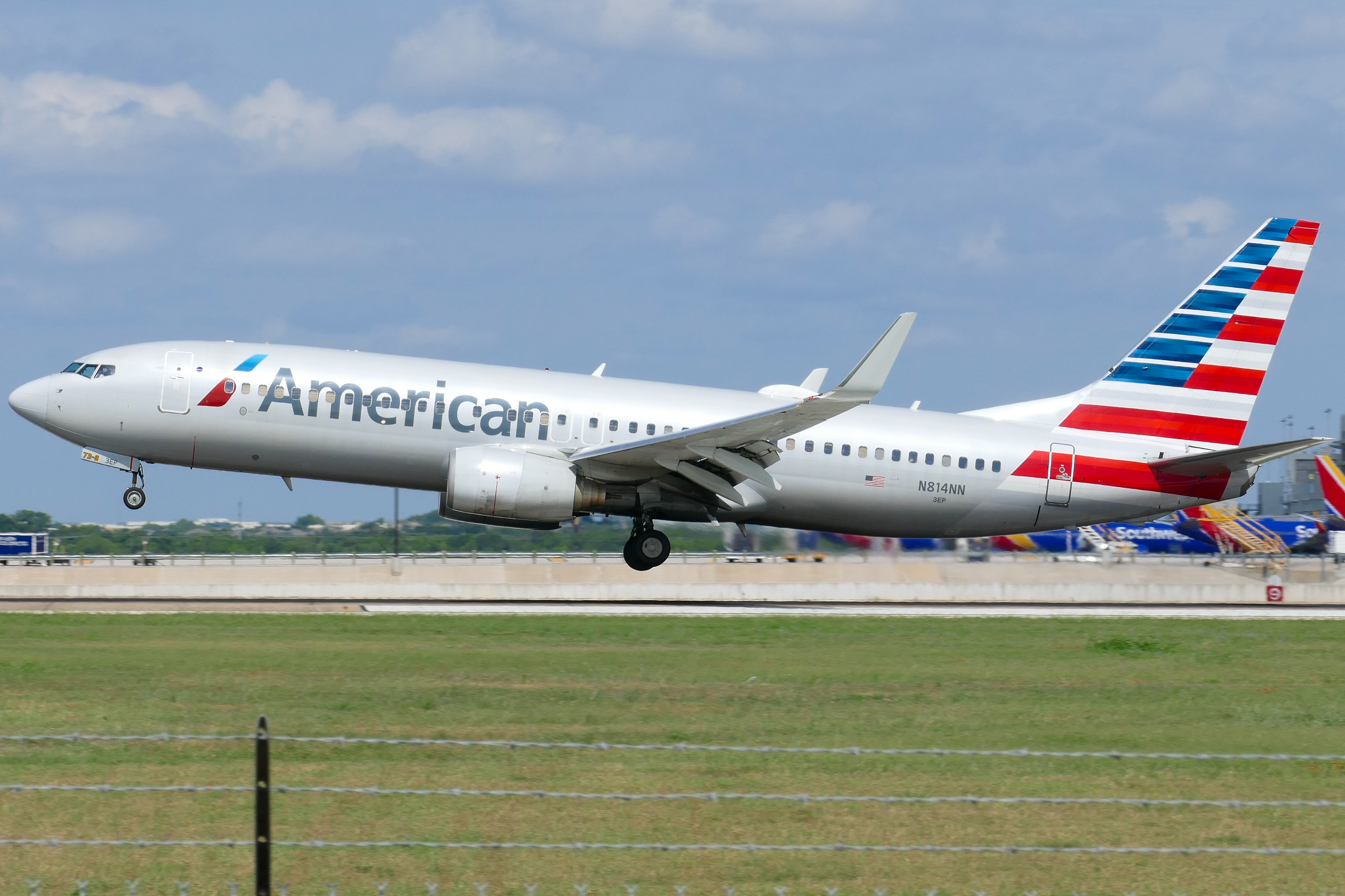 Full size: American Airlines Boeing 737-800 N814NN at Austin-Bergstrom International Airport