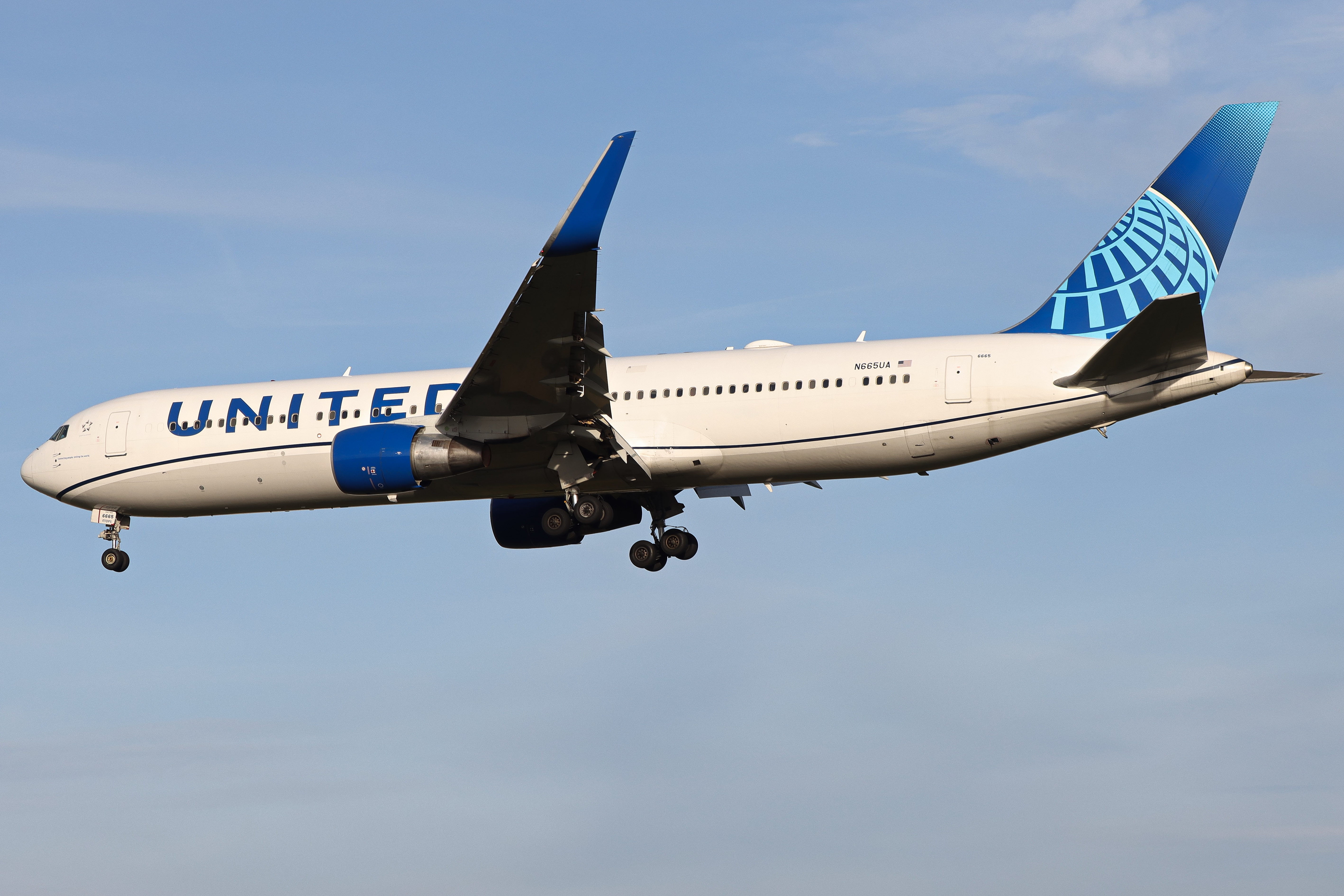 Full size: United Airlines Boeing 767-300ER N665UA at London Heathrow International Airport