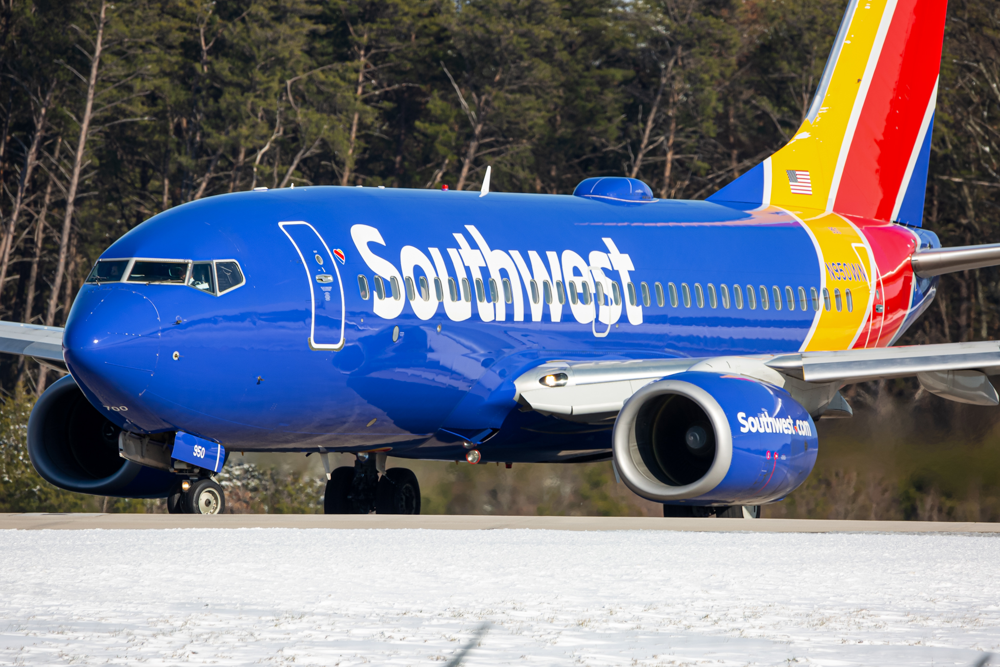 Full size: Southwest Airlines Boeing 737-700 N950WN at Baltimore/Washington International Thurgood Marshall Airport