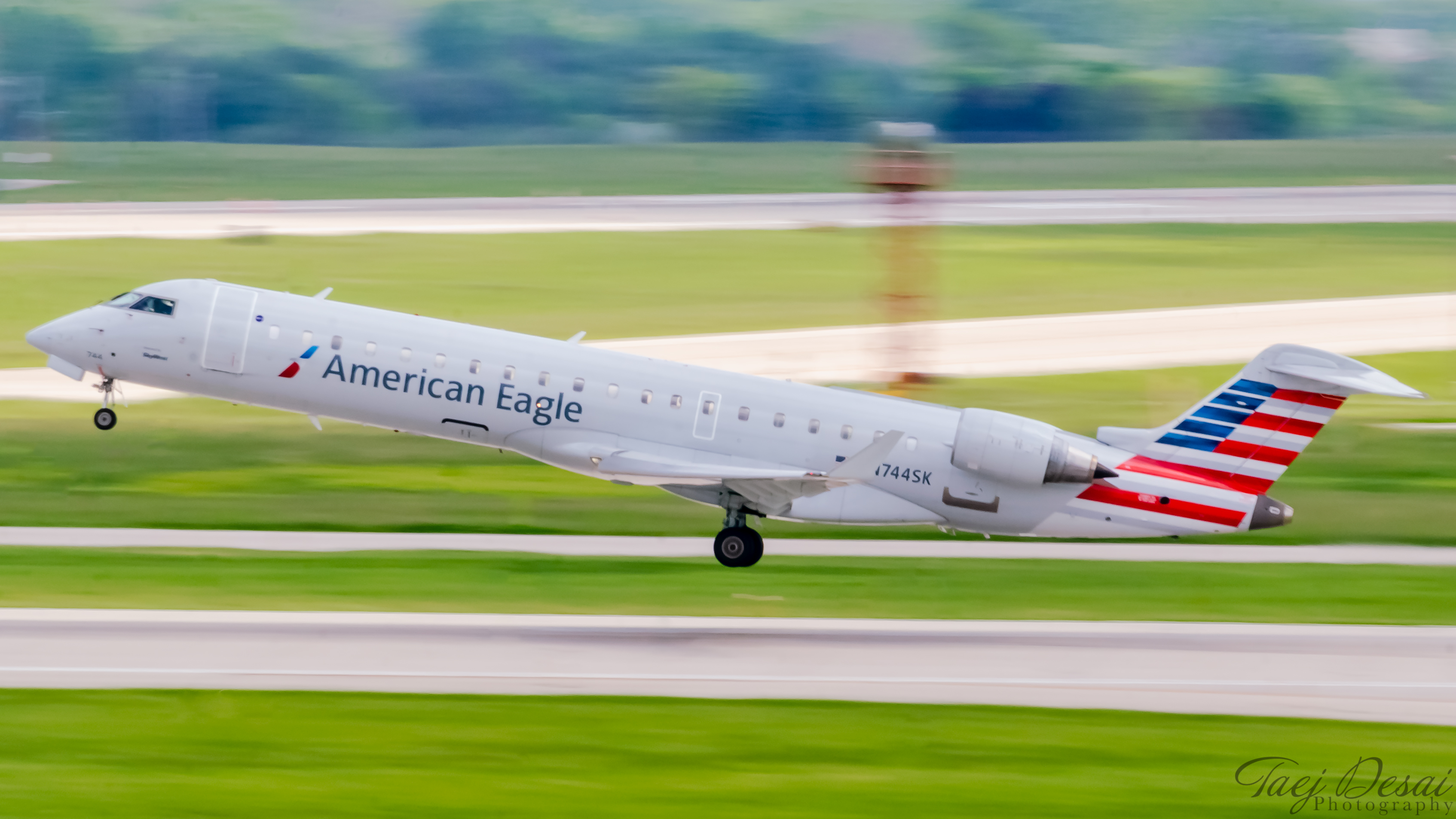 Full size: American Eagle Mitsubishi CRJ-700 N744SK at General Mitchell International Airport