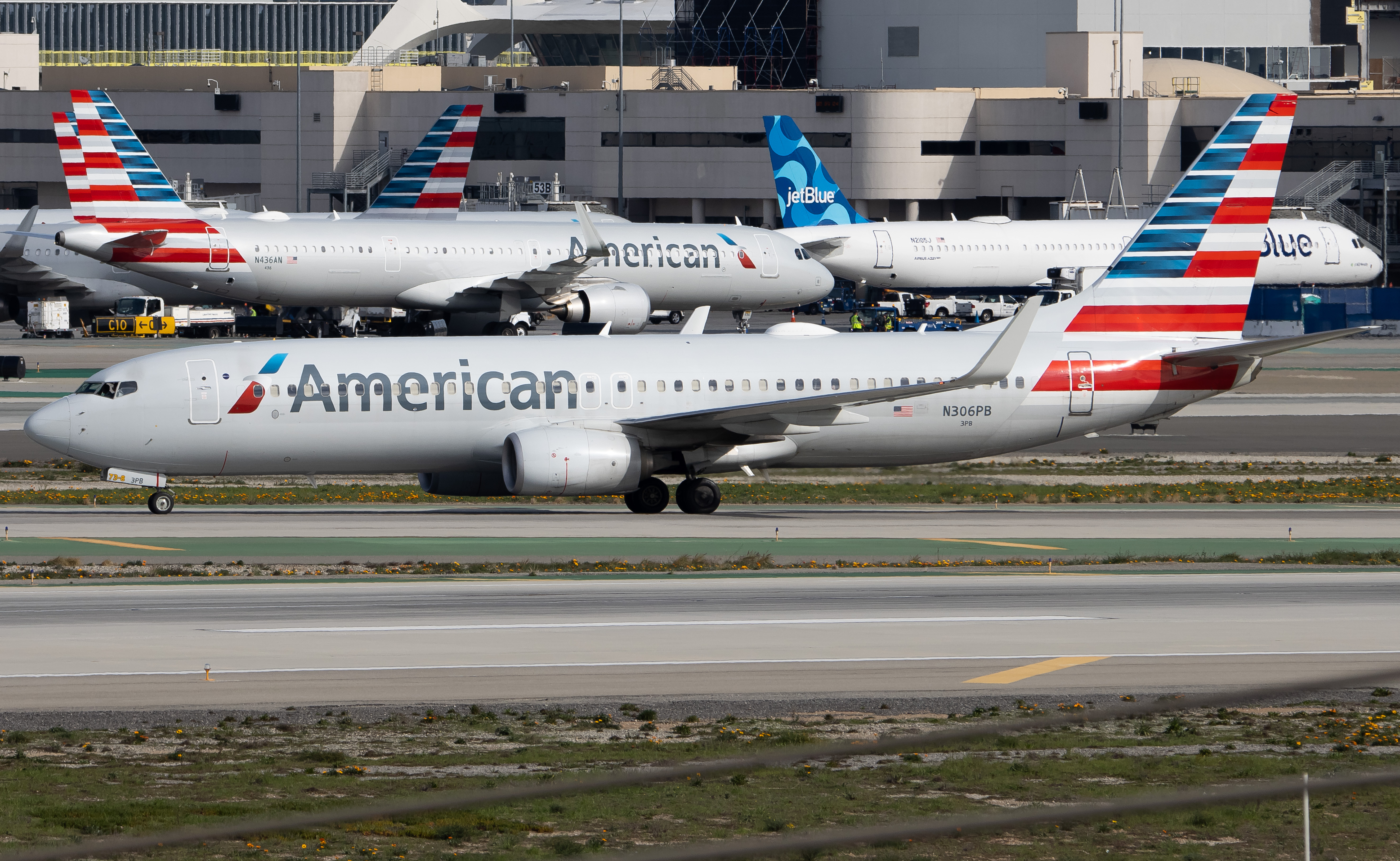 Full size: American Airlines Boeing 737-800 N306PB at Los Angeles International Airport