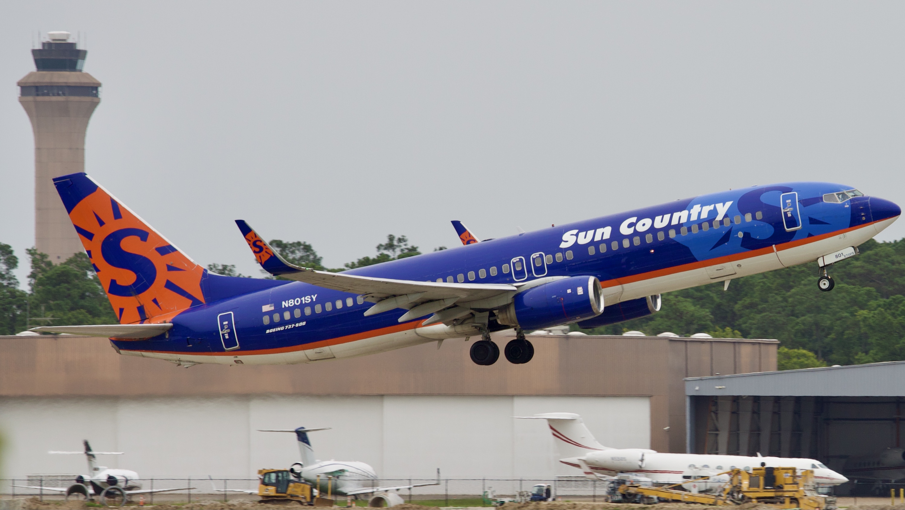 Full size: Sun Country Airlines Boeing 737-800 N801SY at Houston-George Bush Intercontinental Airport