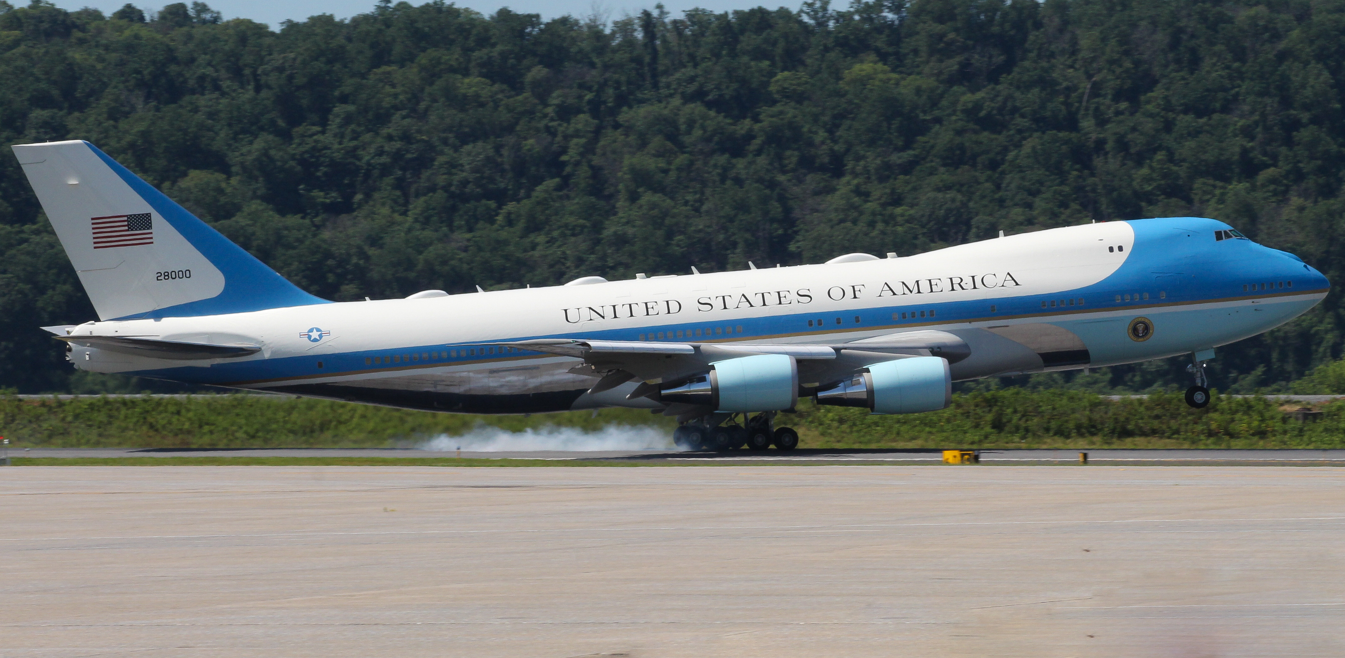 Full size: USAF - United States Air Force Boeing VC-25A 82-8000 at Harrisburg International Airport