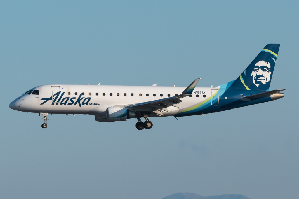Full size: Alaska Airlines Embraer E175 N199SY at Los Angeles International Airport