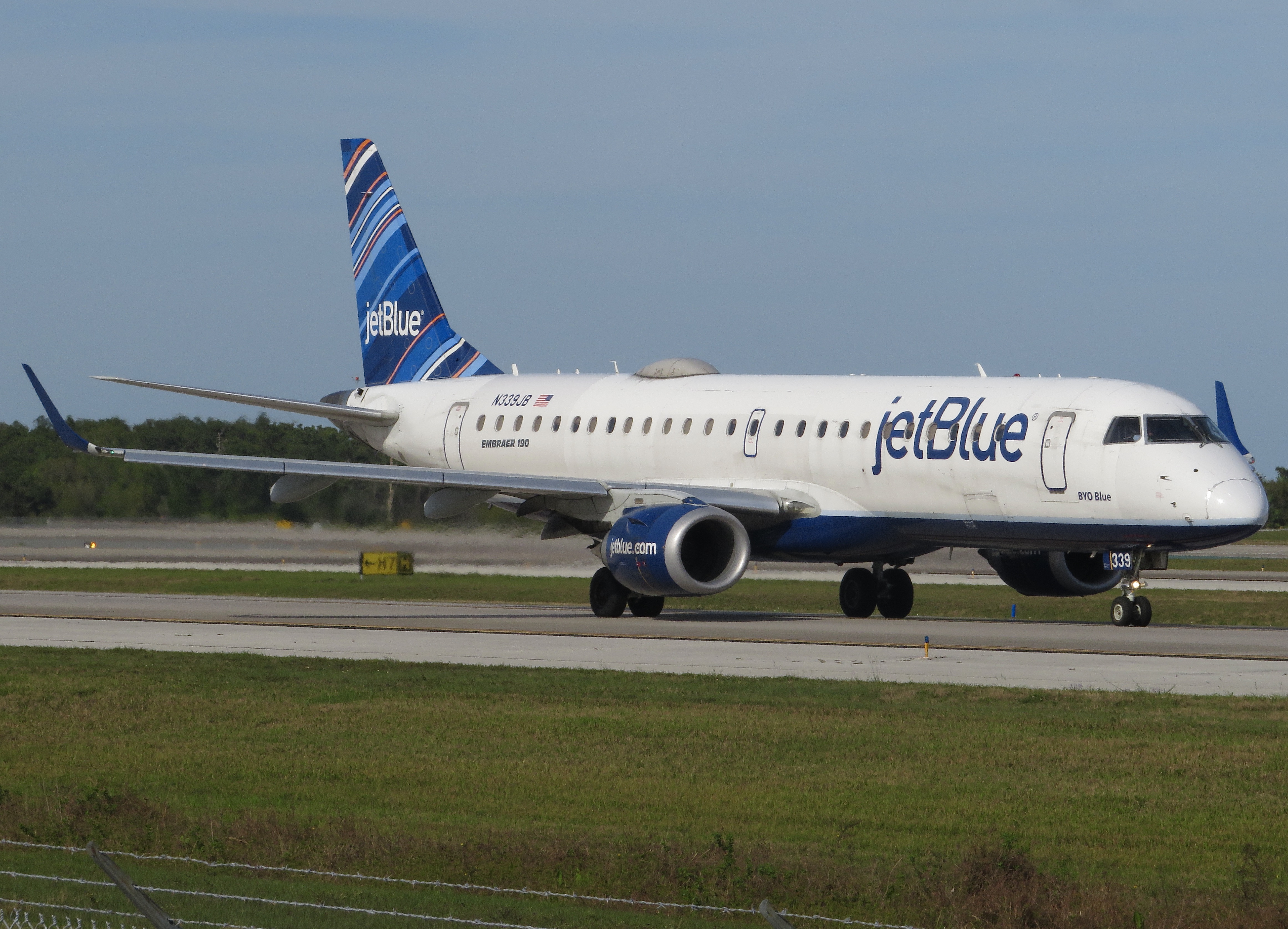 Full size: JetBlue Airways Embraer E190 N337JB at Orlando International Airport