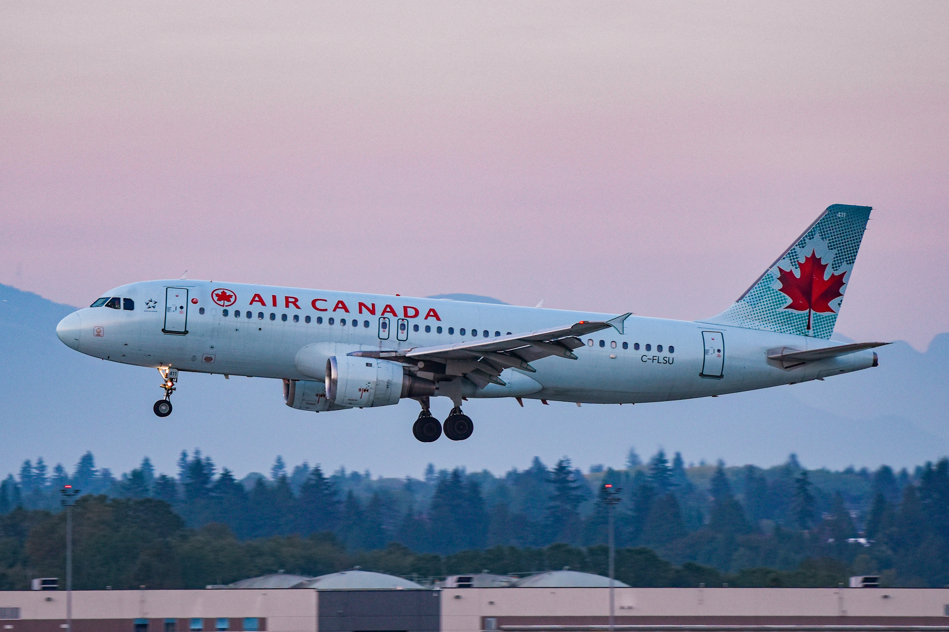 Full size: Air Canada Airbus A320 C-FLSU at Vancouver International Airport