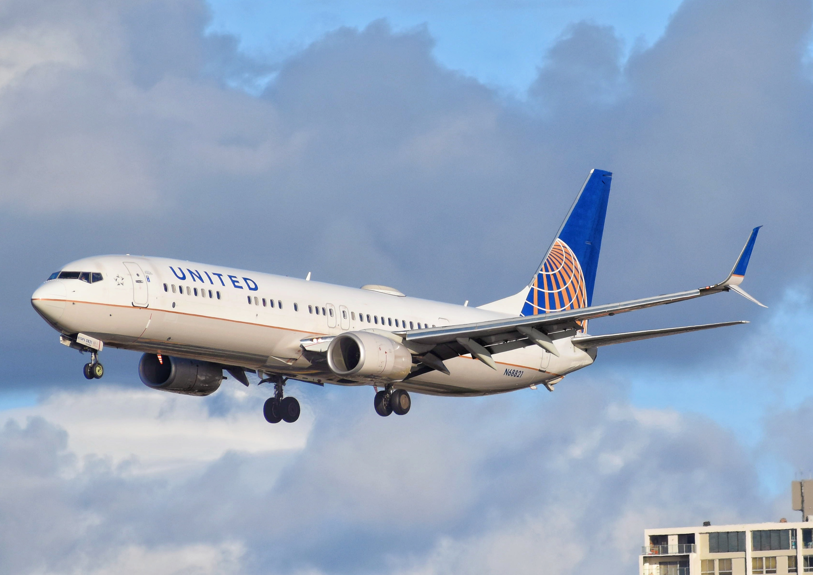 Full size: United Airlines Boeing 737-900ER N68821 at San Diego International Airport