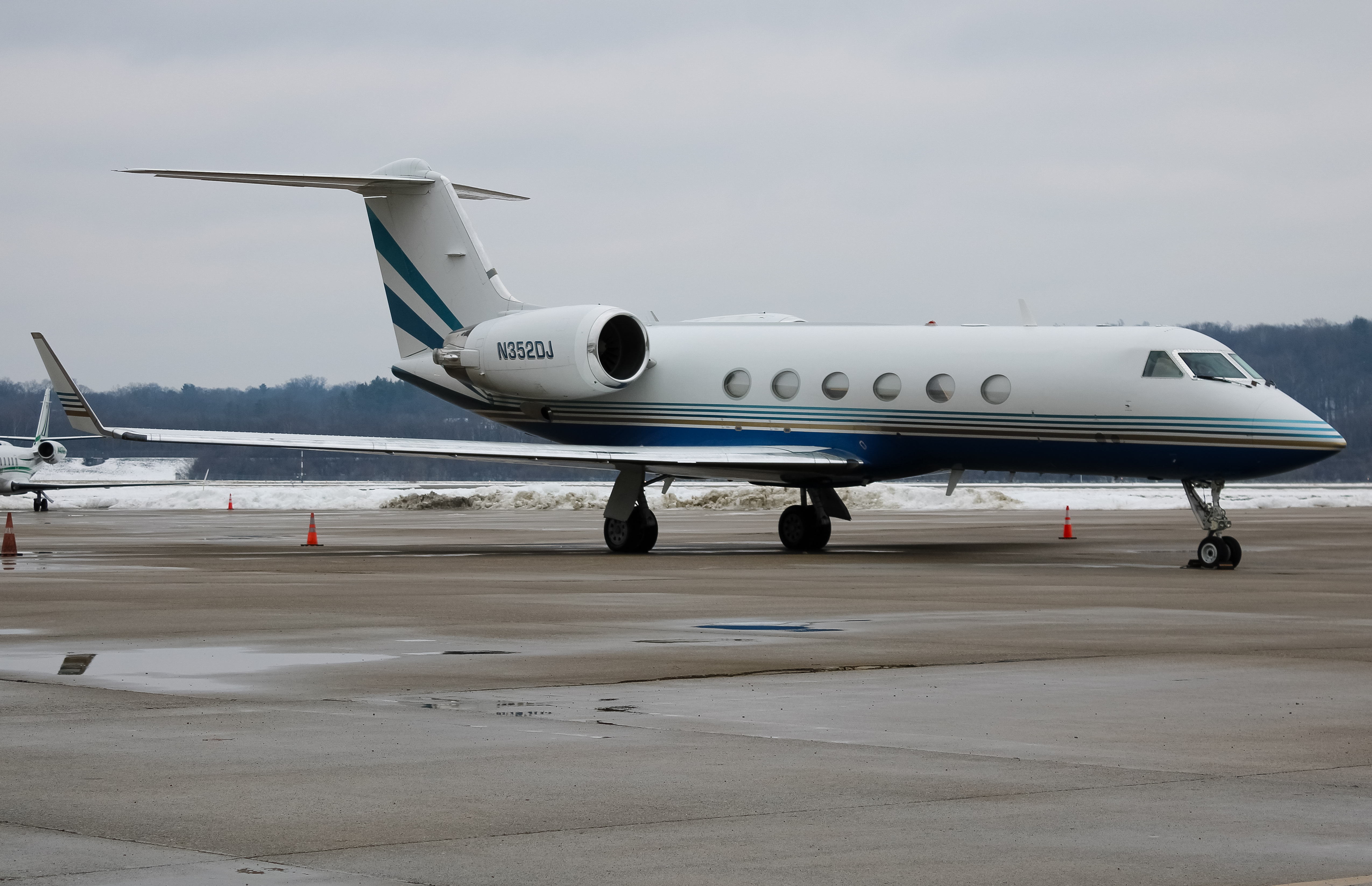 Full size: PRIVATE  Gulfstream IV N352DJ at Cincinnati Municipal Airport/Lunken Field