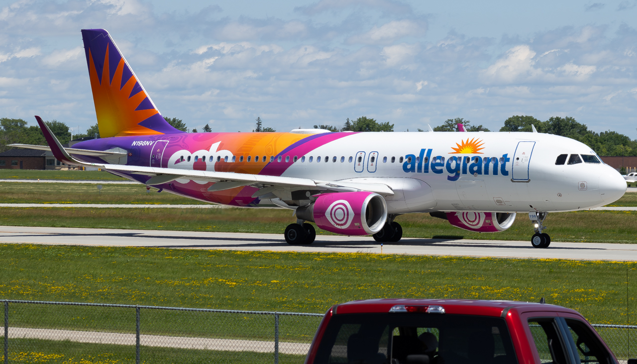 Full size: Allegiant Air Airbus A320 N198NV at Hector International Airport