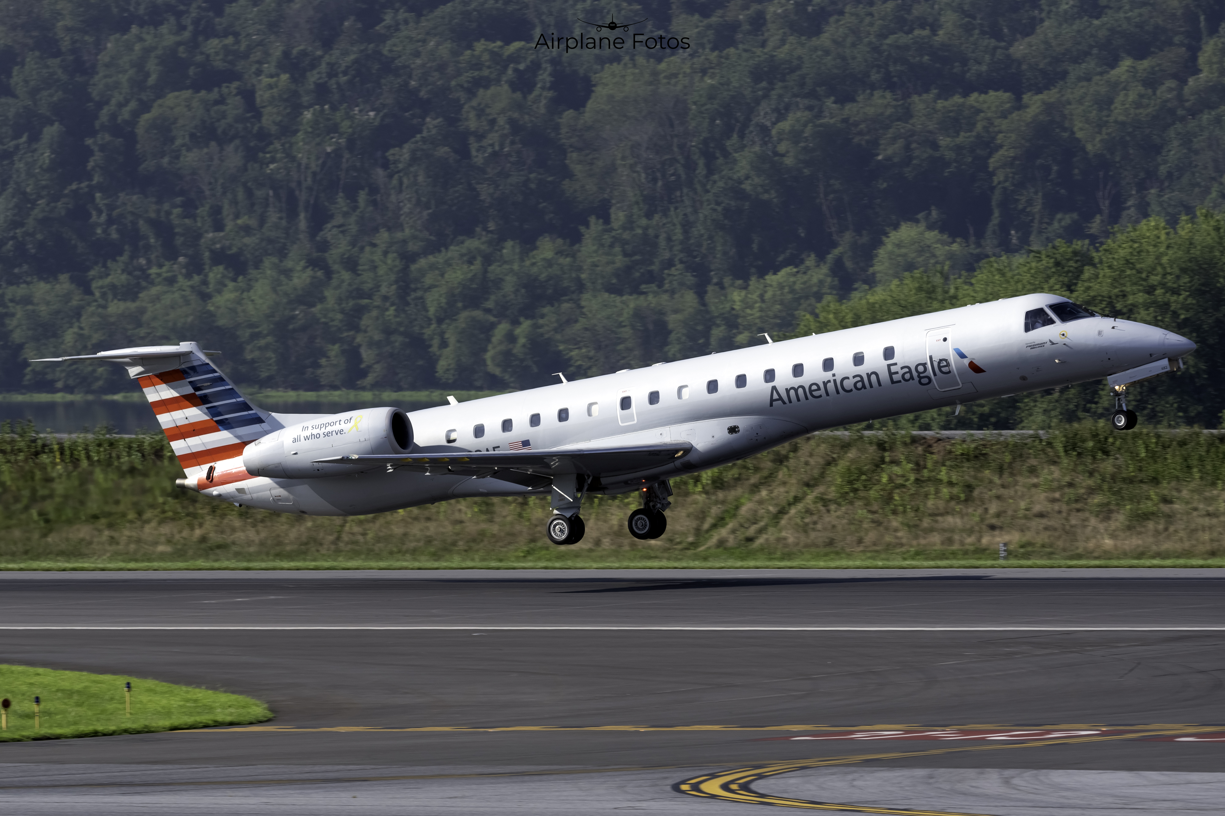 Full size: American Eagle Embraer ERJ145 N682AE at Harrisburg International Airport