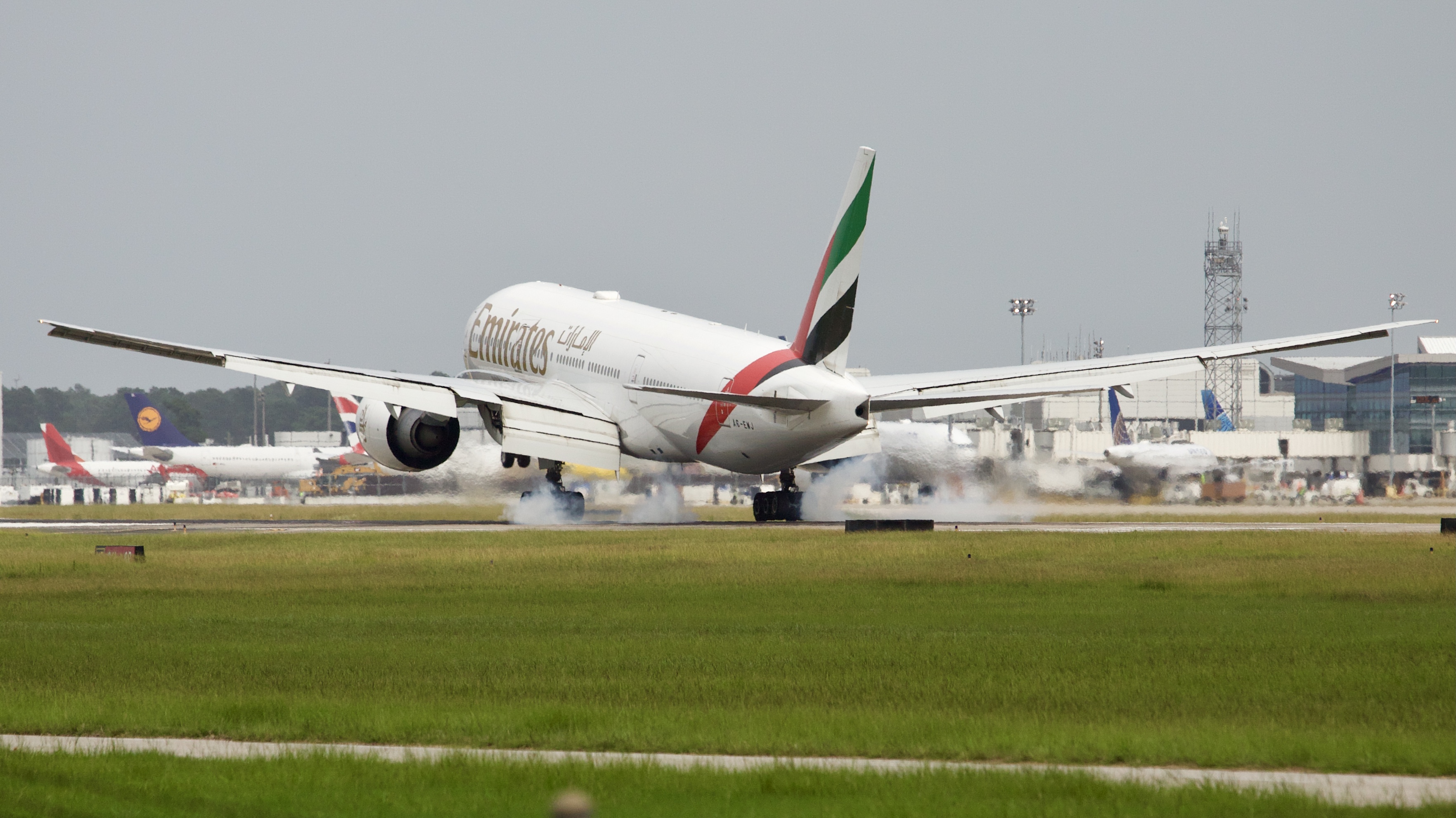 Full size: Emirates Boeing 777-200LR A6-EWJ at Houston-George Bush Intercontinental Airport
