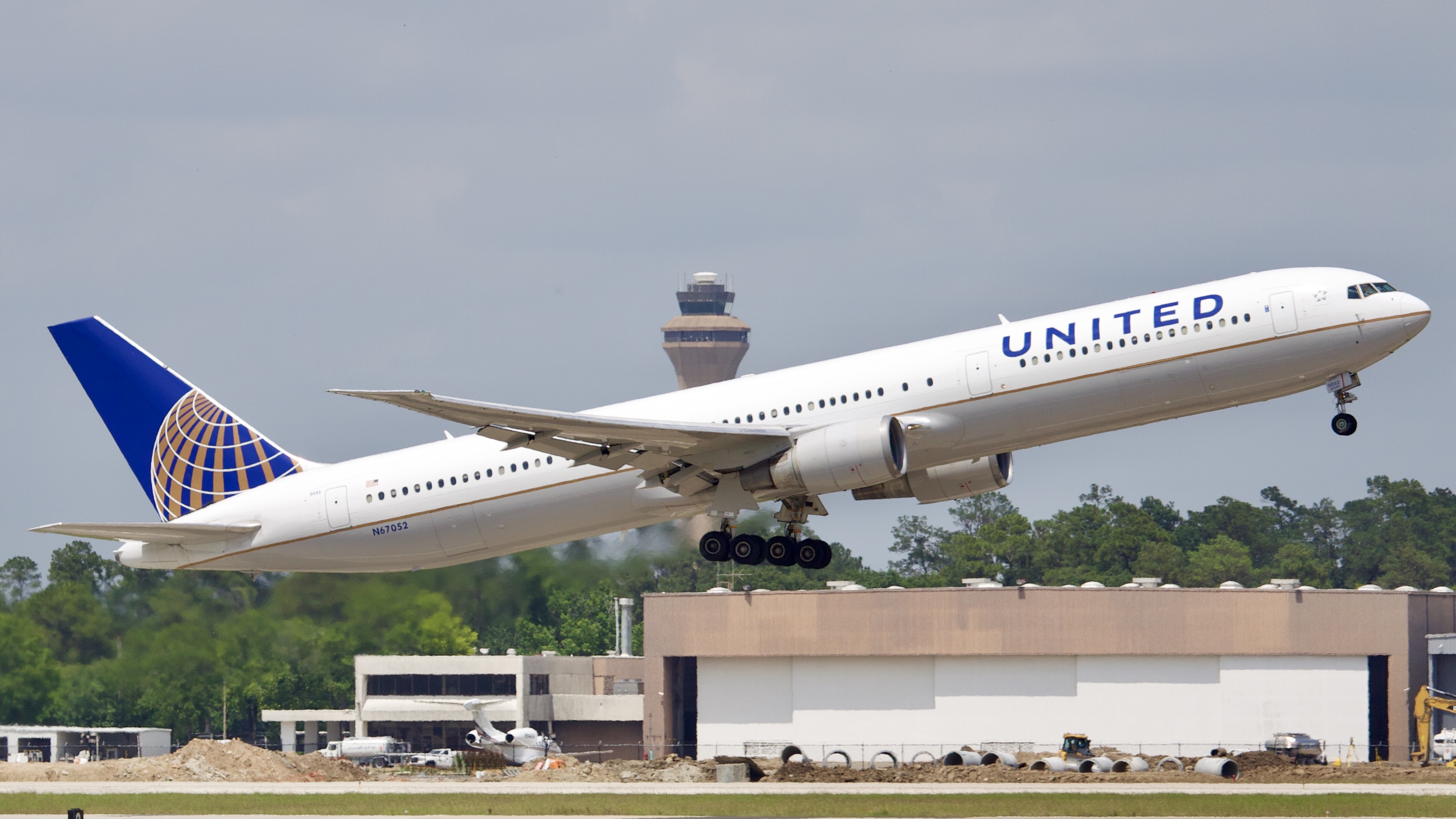 Full size: United Airlines Boeing 767-400ER N67052 at Houston-George Bush Intercontinental Airport