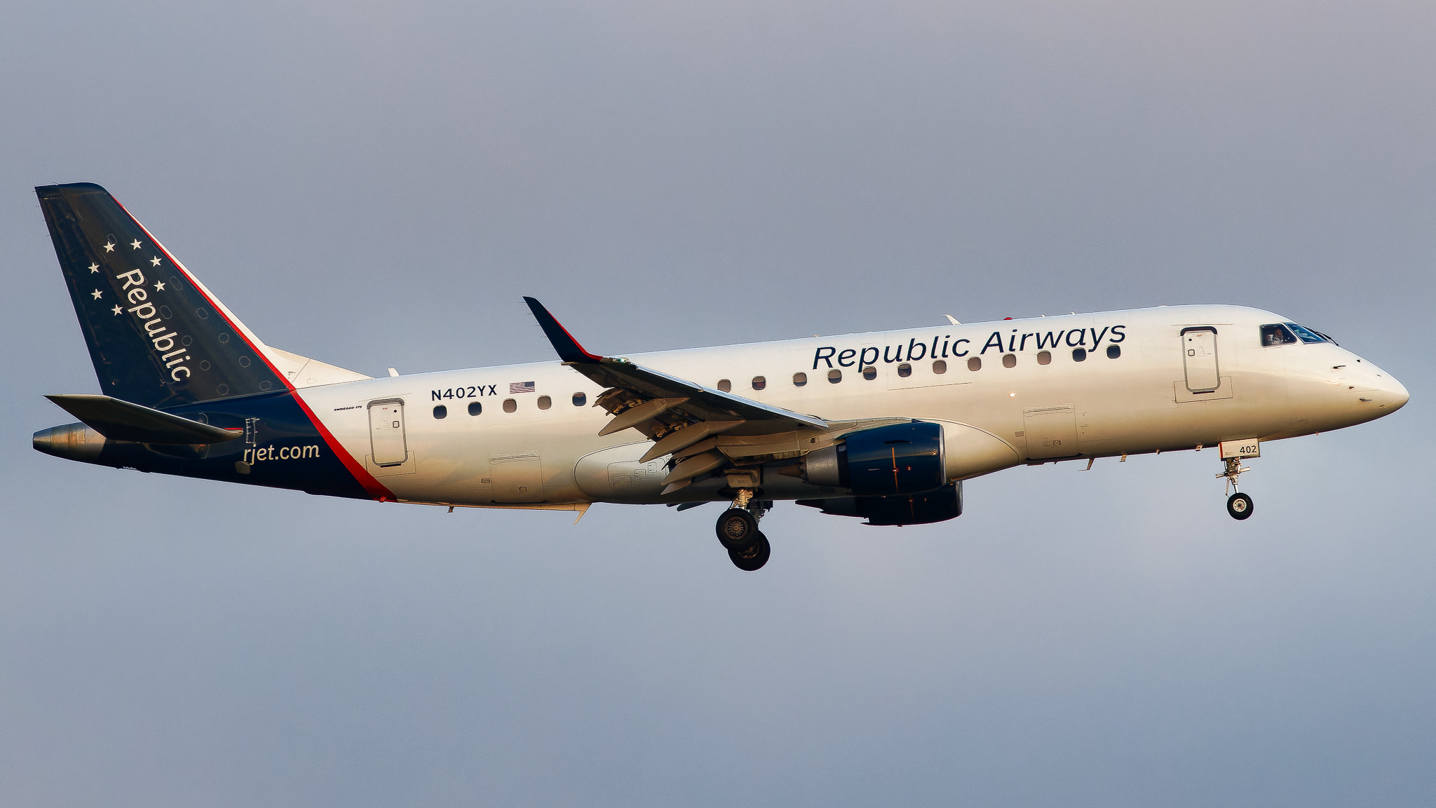 Full size: Republic Airways Embraer E175 N402YX at John F. Kennedy International Airport