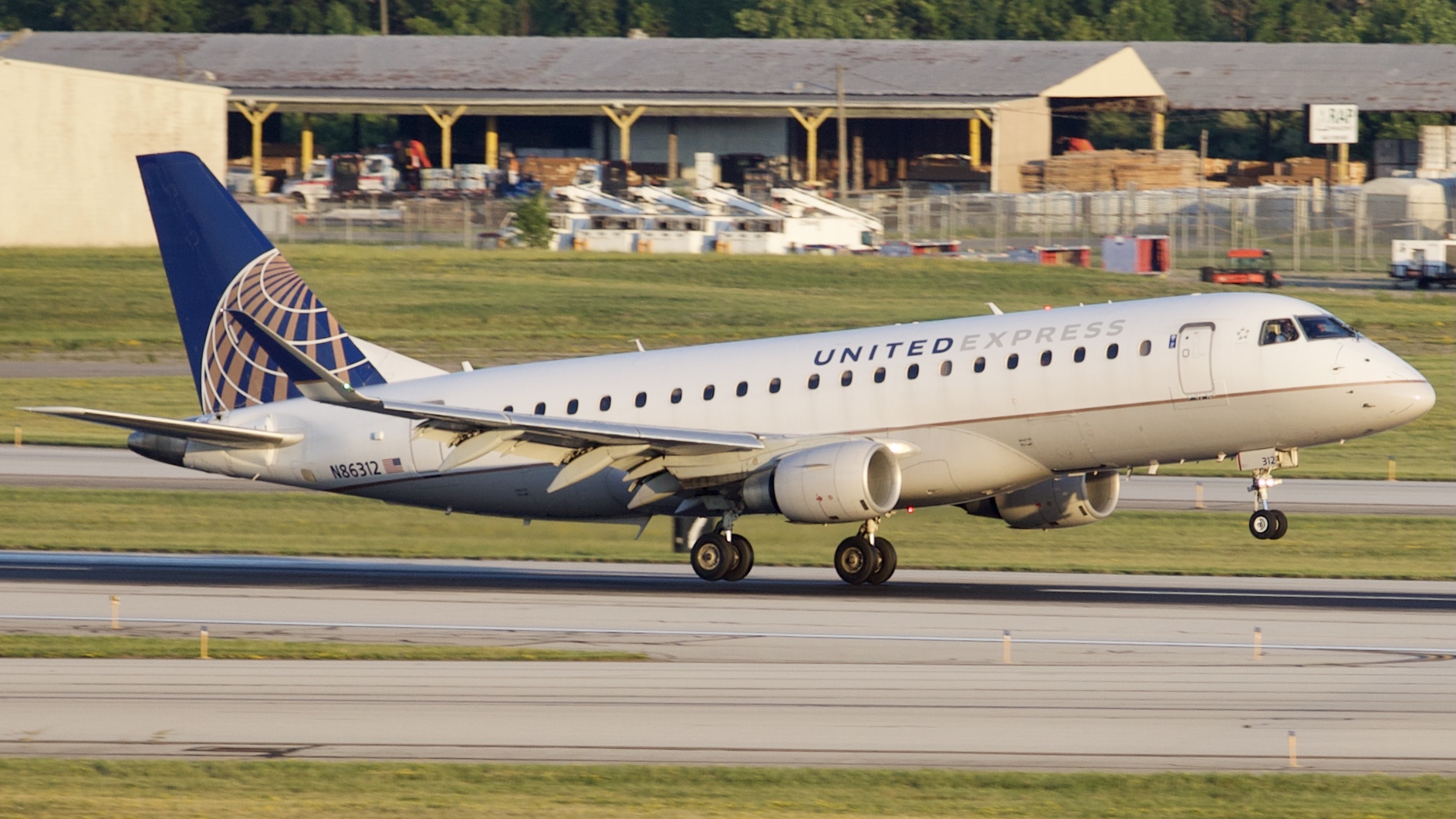 Full size: United Express Embraer E175 N86312 at John Glenn Columbus International Airport