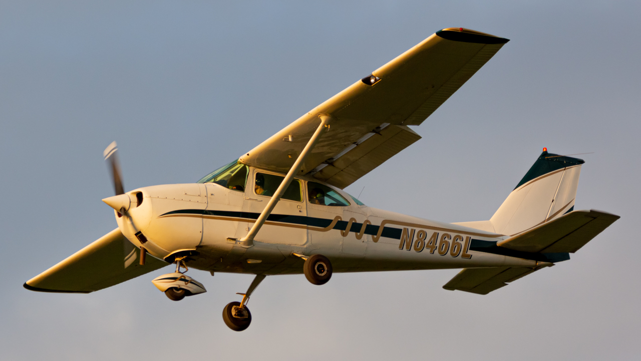 Full size: PRIVATE Cessna 172 N8466L at John Glenn Columbus International Airport
