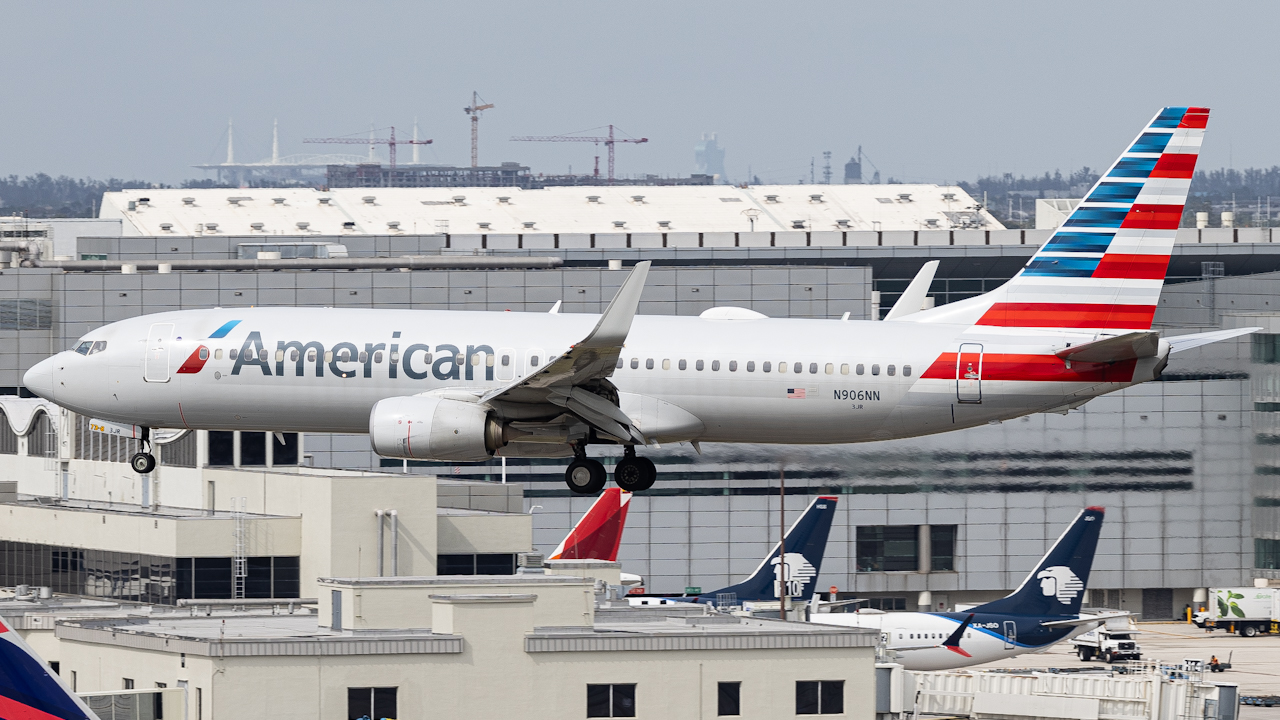 Full size: American Airlines Boeing 737-800 N906NN at Miami International Airport