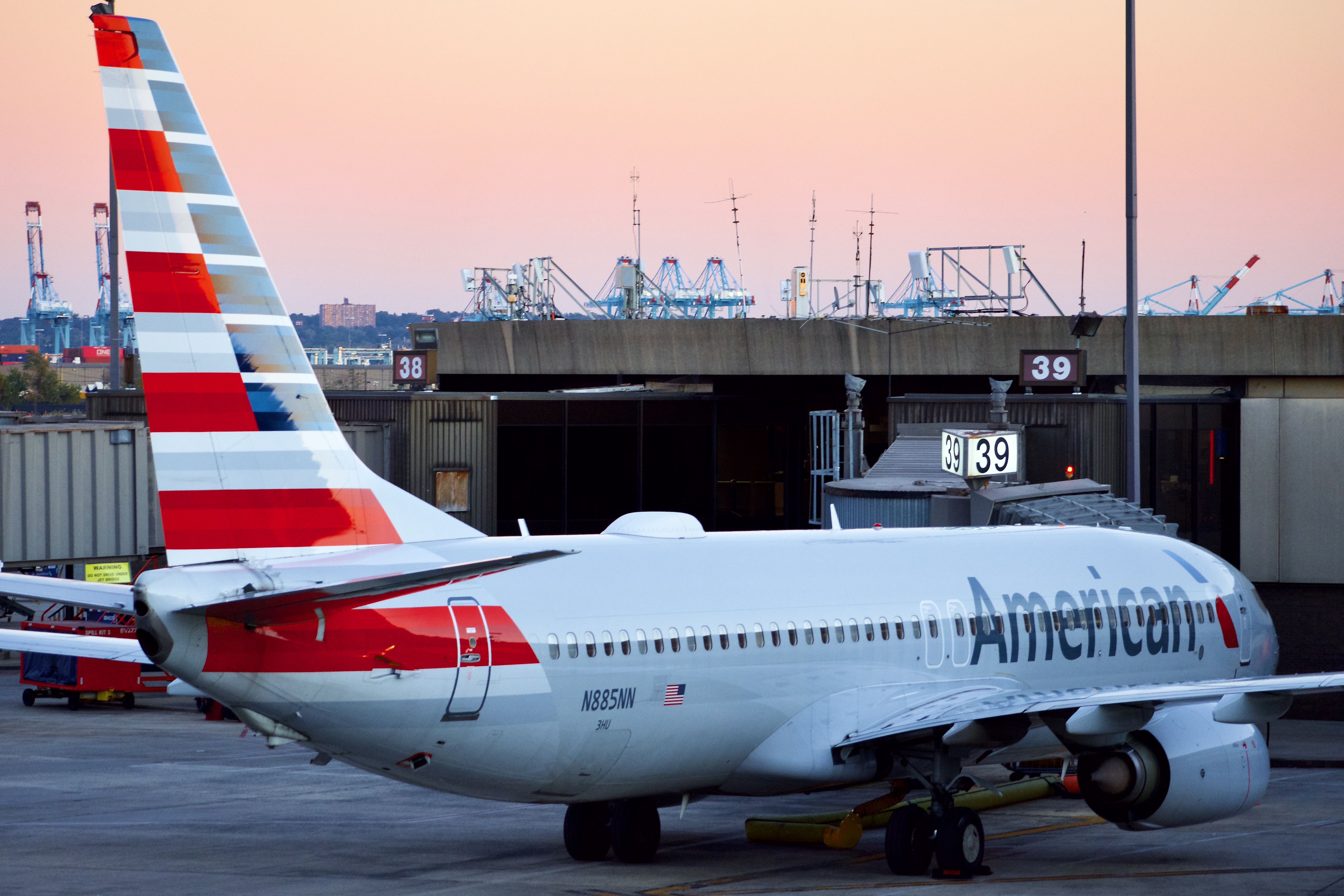 Full size: American Airlines Boeing 737-800 N855NN at Newark Liberty International Airport