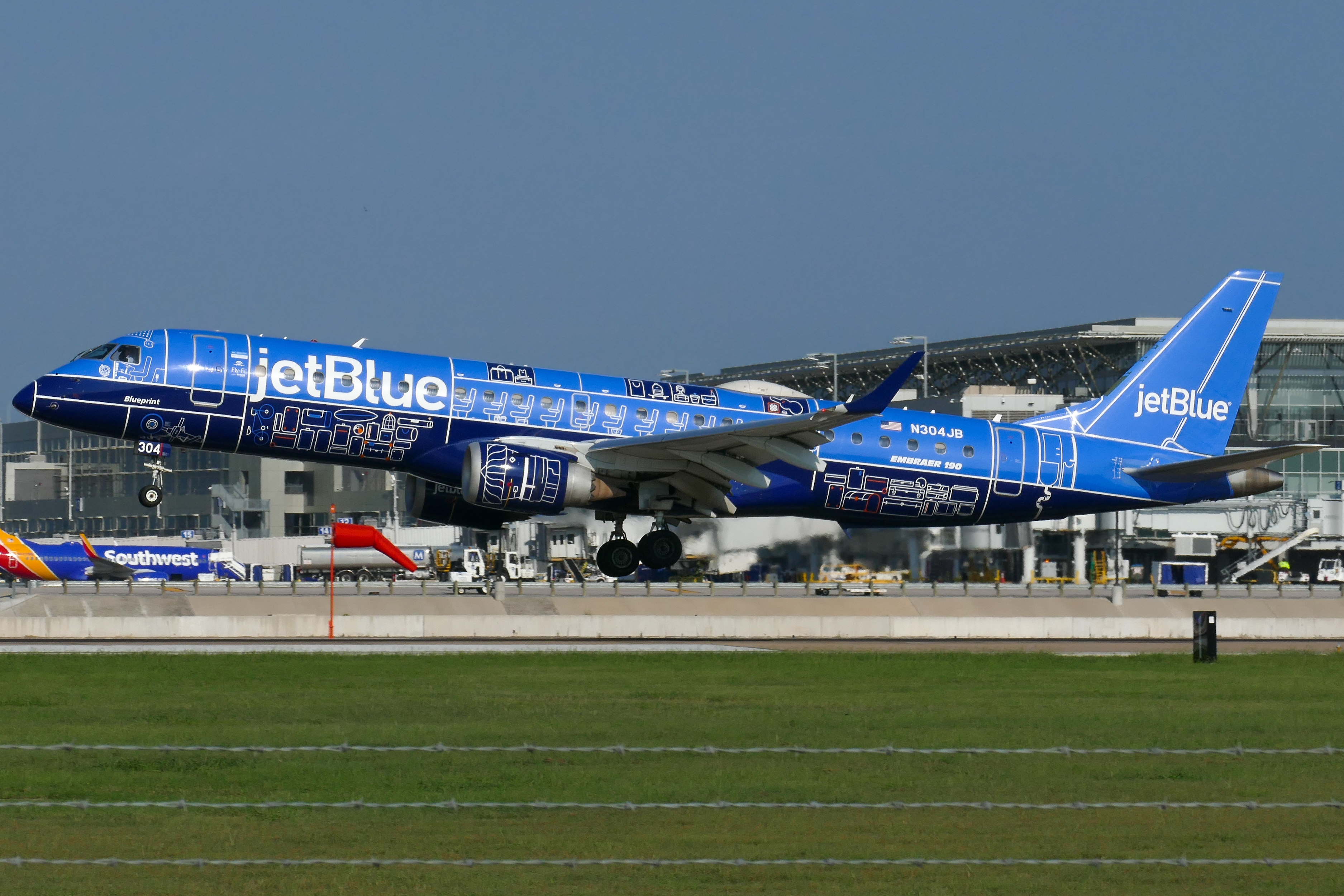 Full size: JetBlue Airways Embraer E190 N304JB at Austin-Bergstrom International Airport