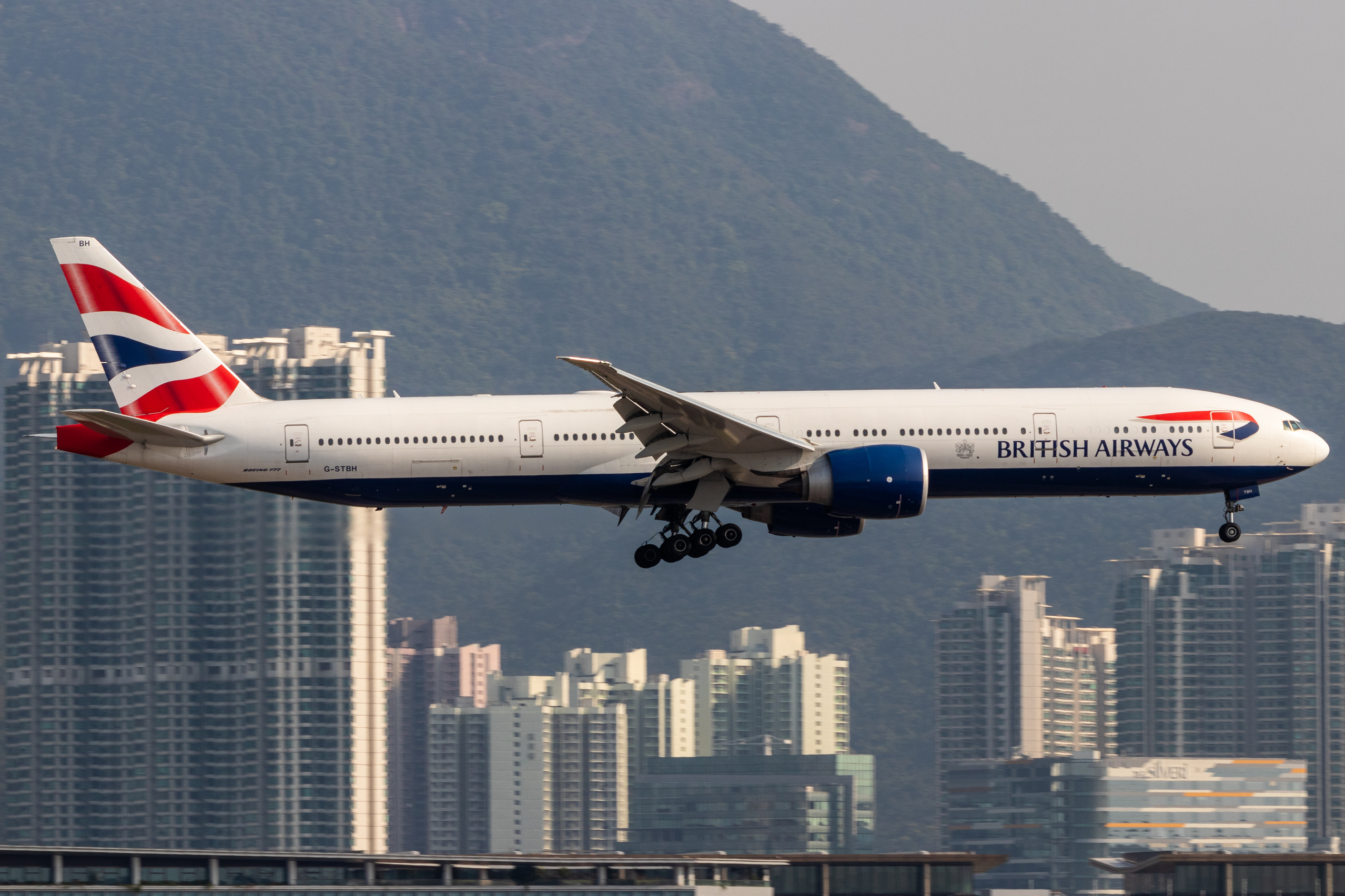 Full size: British Airways Boeing 777-300ER G-STBH at Hong Kong International Airport