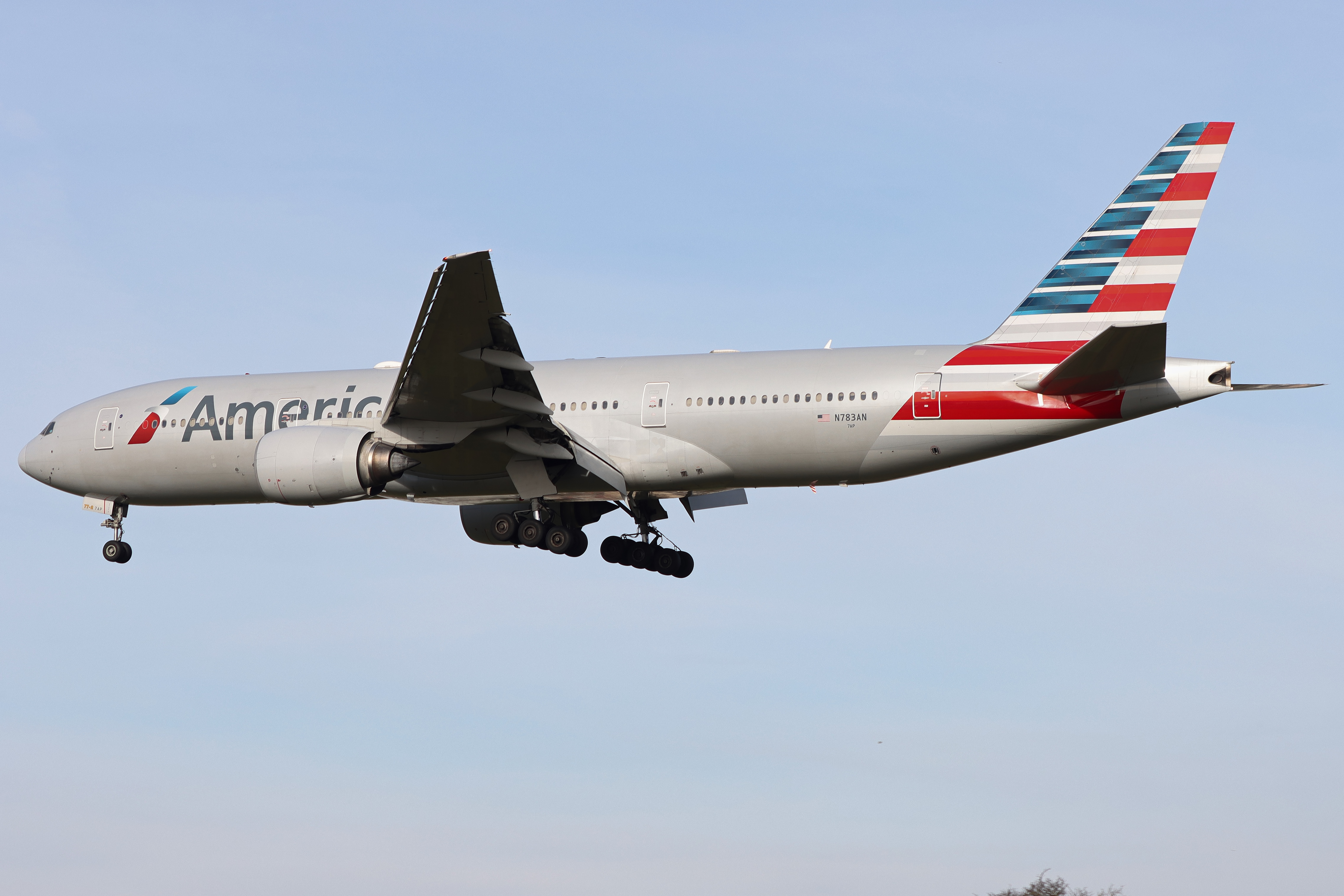 Full size: American Airlines Boeing 777-200ER N783AN at London Heathrow International Airport