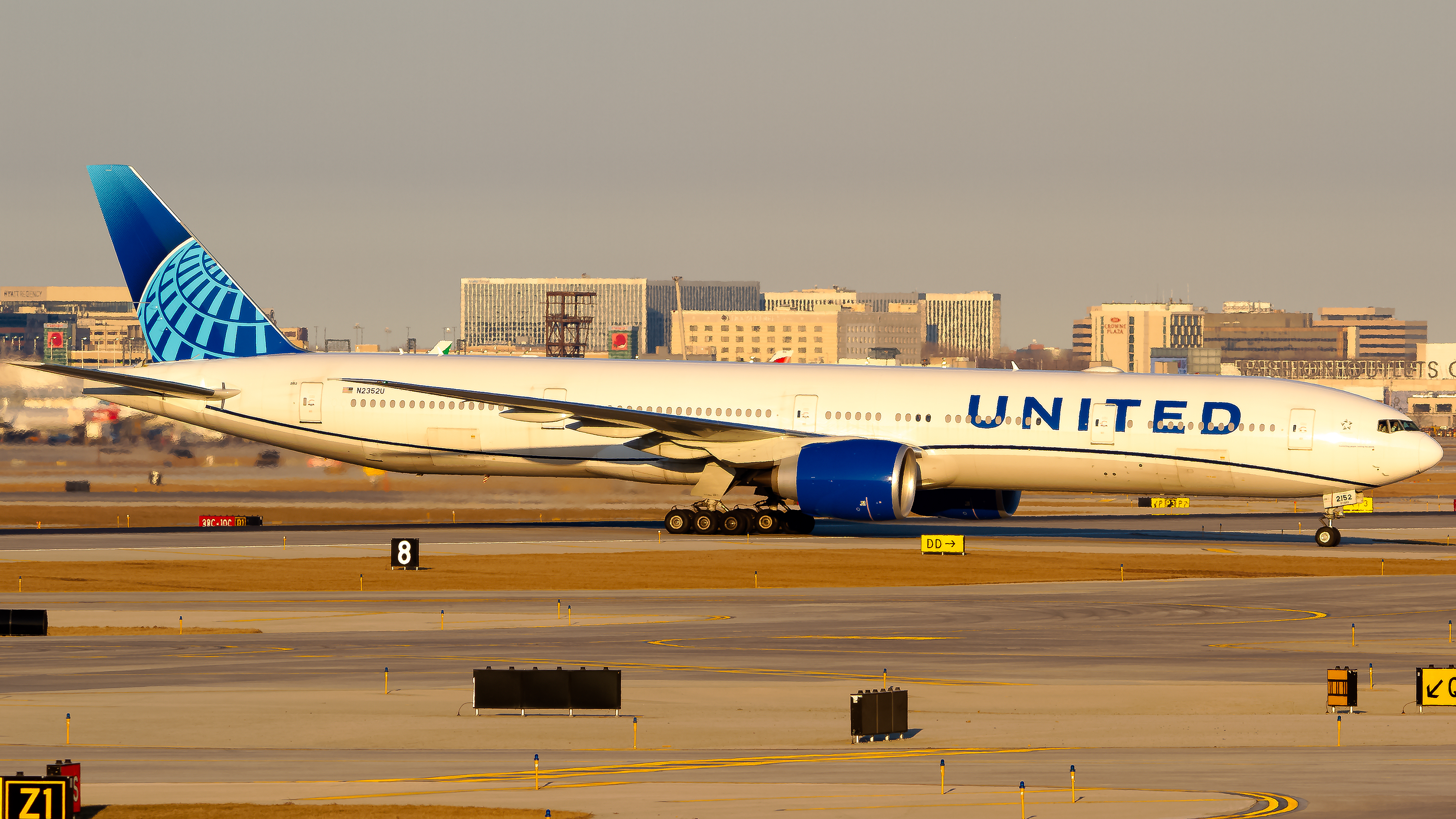 Full size: United Airlines Boeing 777-300ER N2352U at Chicago O'Hare International Airport