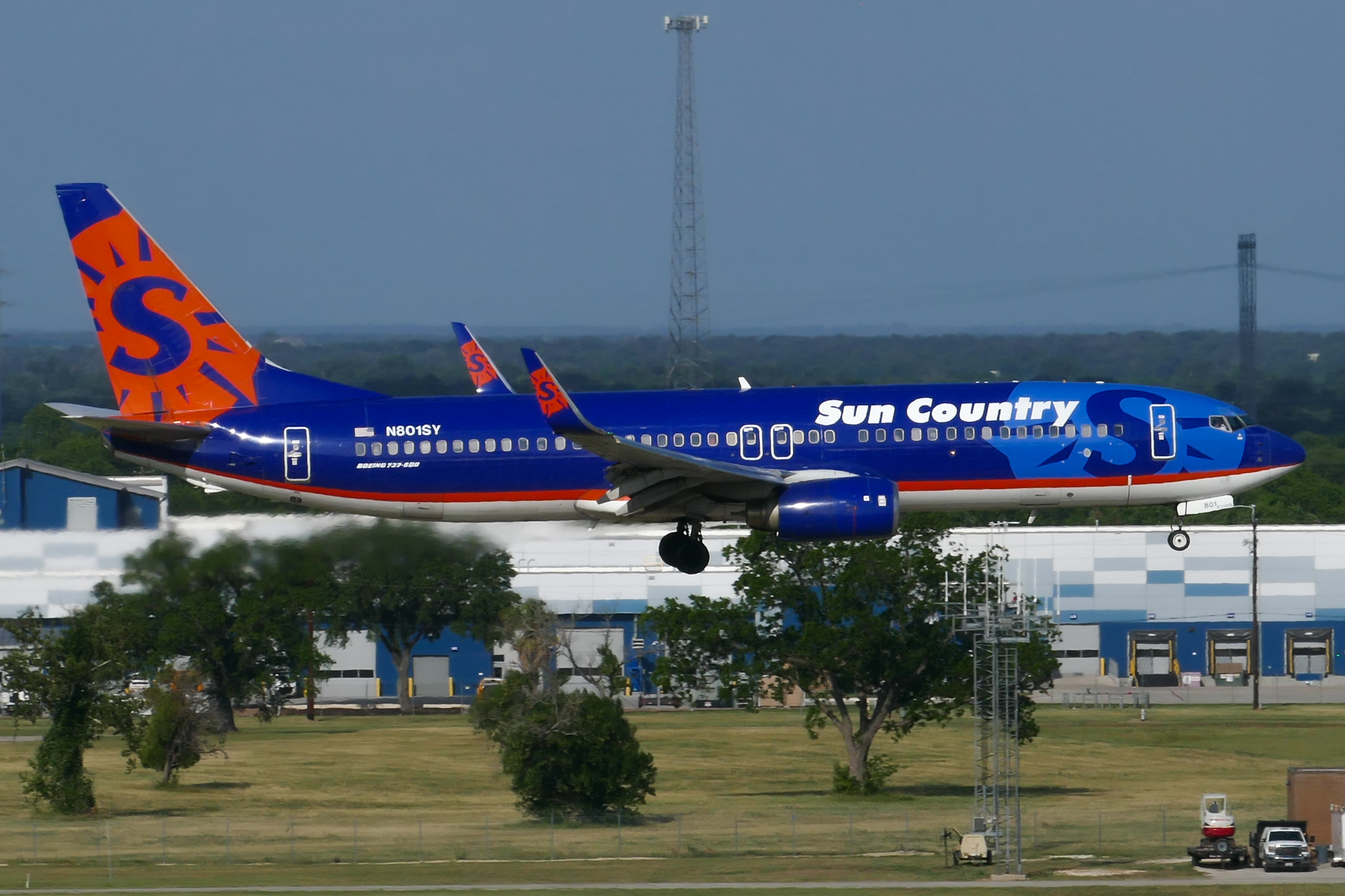 Full size: Sun Country Airlines Boeing 737-800 N801SY at Austin-Bergstrom International Airport