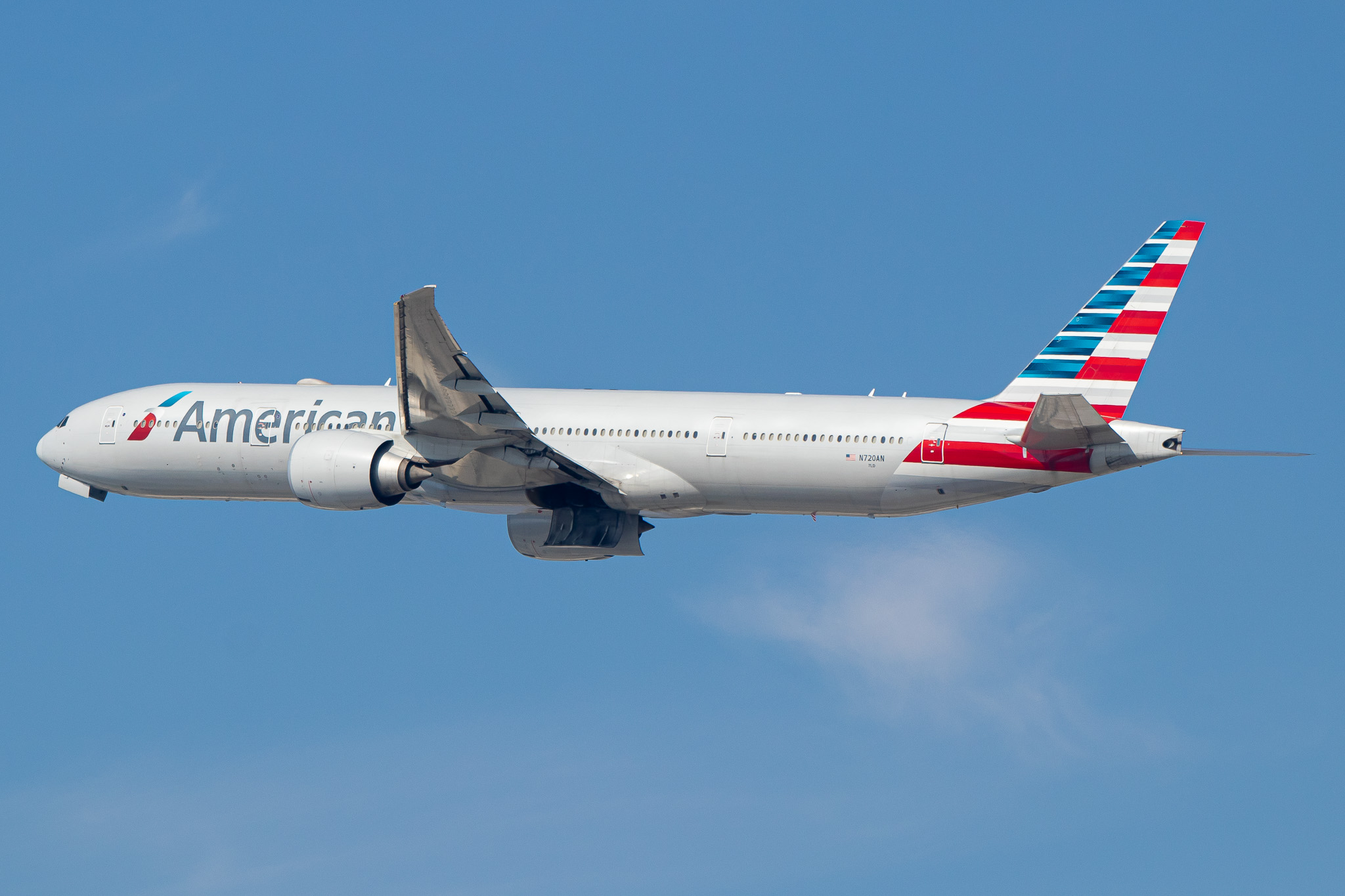 Full size: American Airlines Boeing 777-300ER N720AN at Los Angeles International Airport