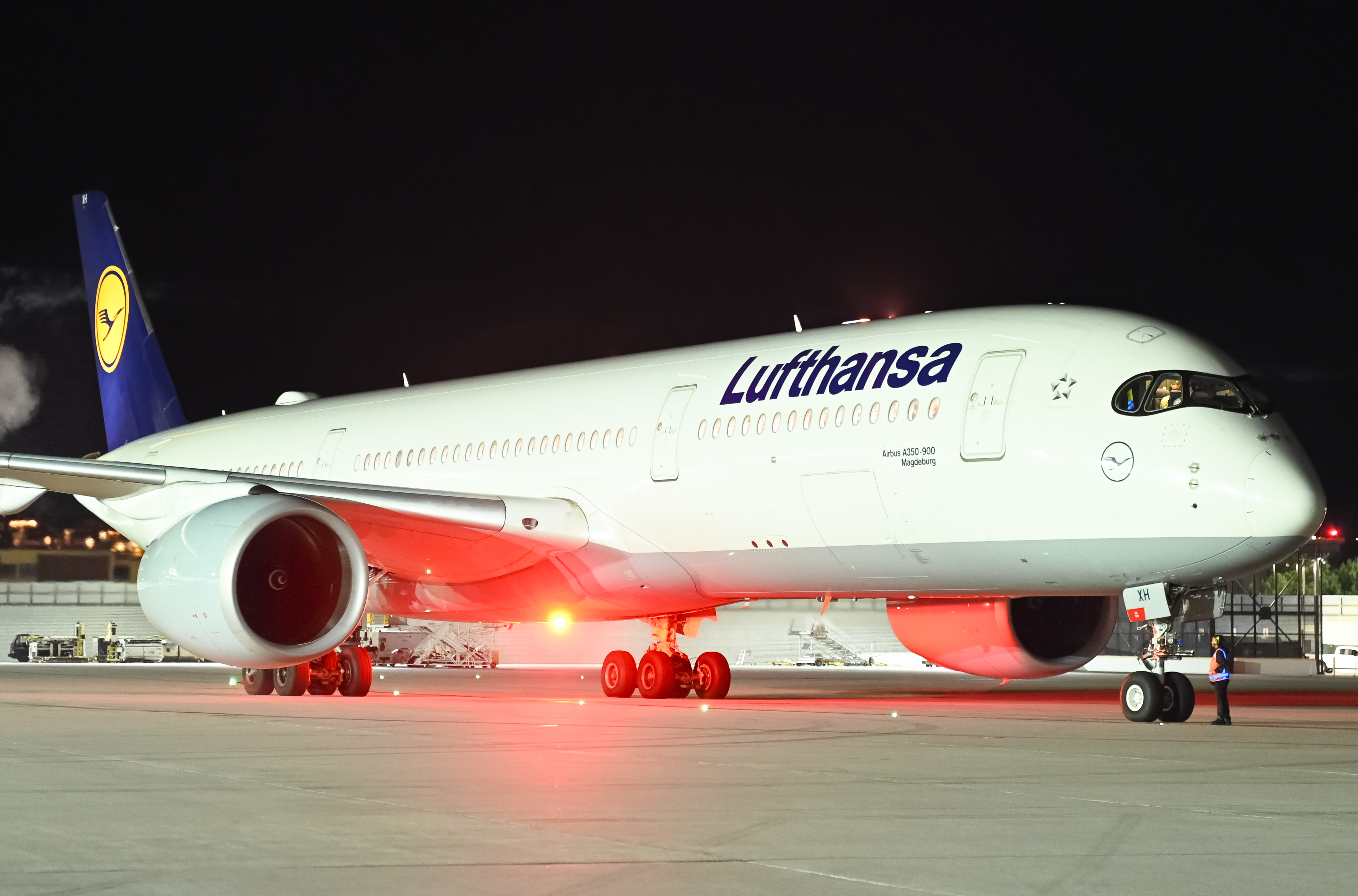 Full size: Lufthansa Airbus A350-900 D-AIXH at San Diego International Airport