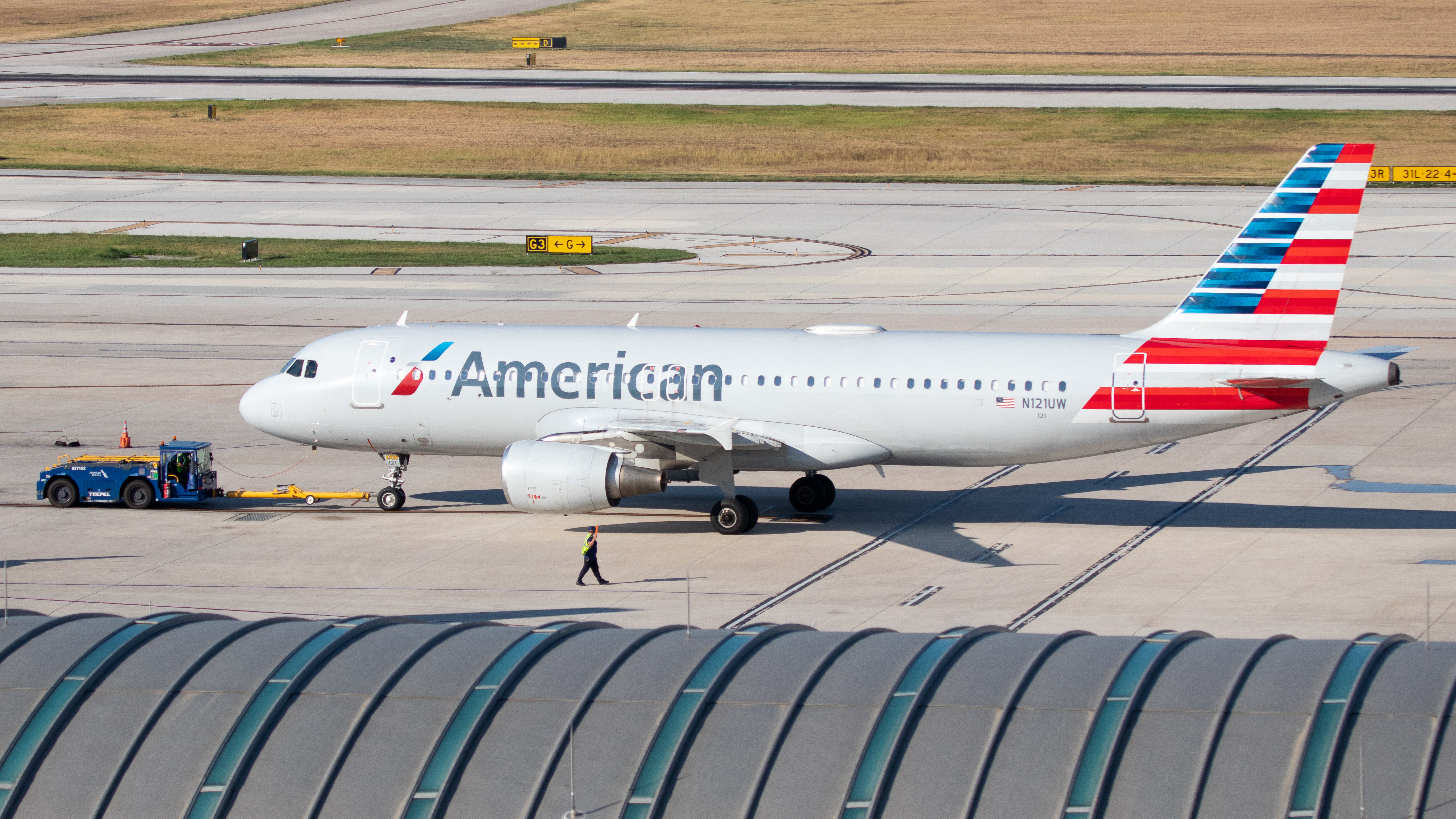 Full size: American Airlines Airbus A320 N121UW at San Antonio International Airport
