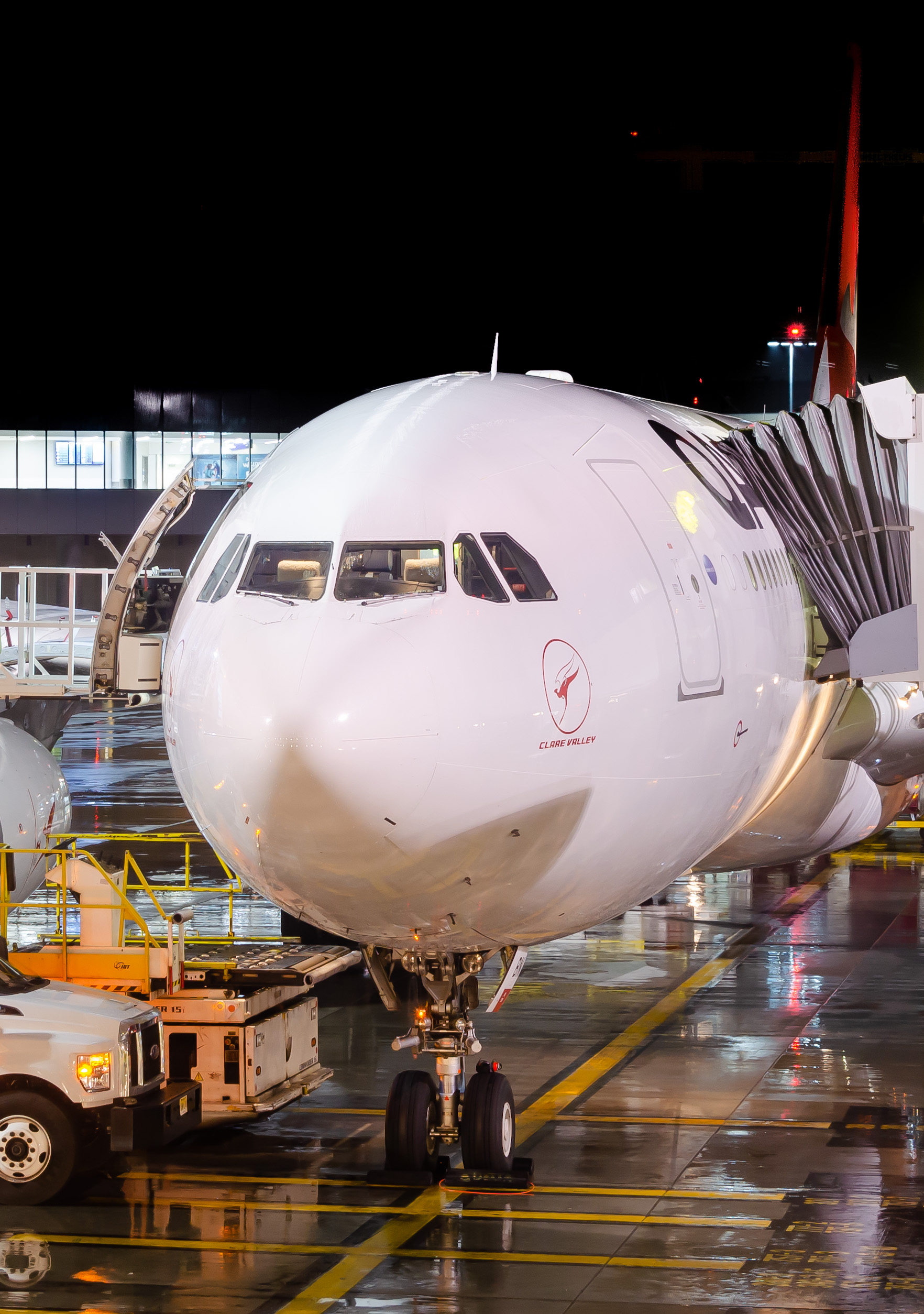 Full size: Qantas Airways Airbus A330-200 VH-EBN  at Los Angeles International Airport