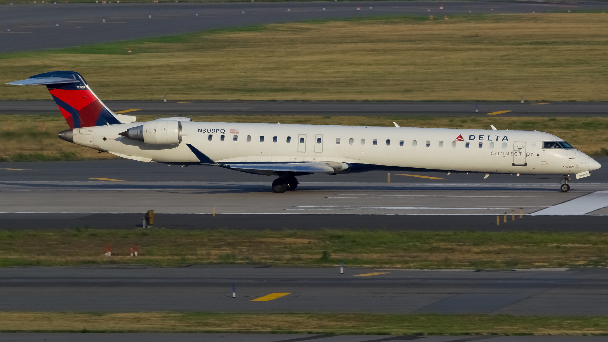 Full size: Delta Connection Mitsubishi CRJ-900 N309PQ at John F. Kennedy International Airport