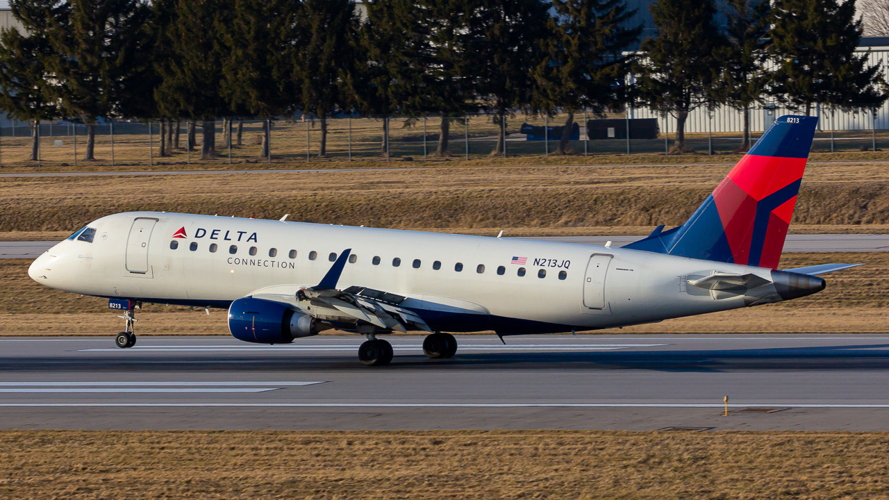 Full size: Delta Connection Embraer E175 N213JQ at John Glenn Columbus International Airport