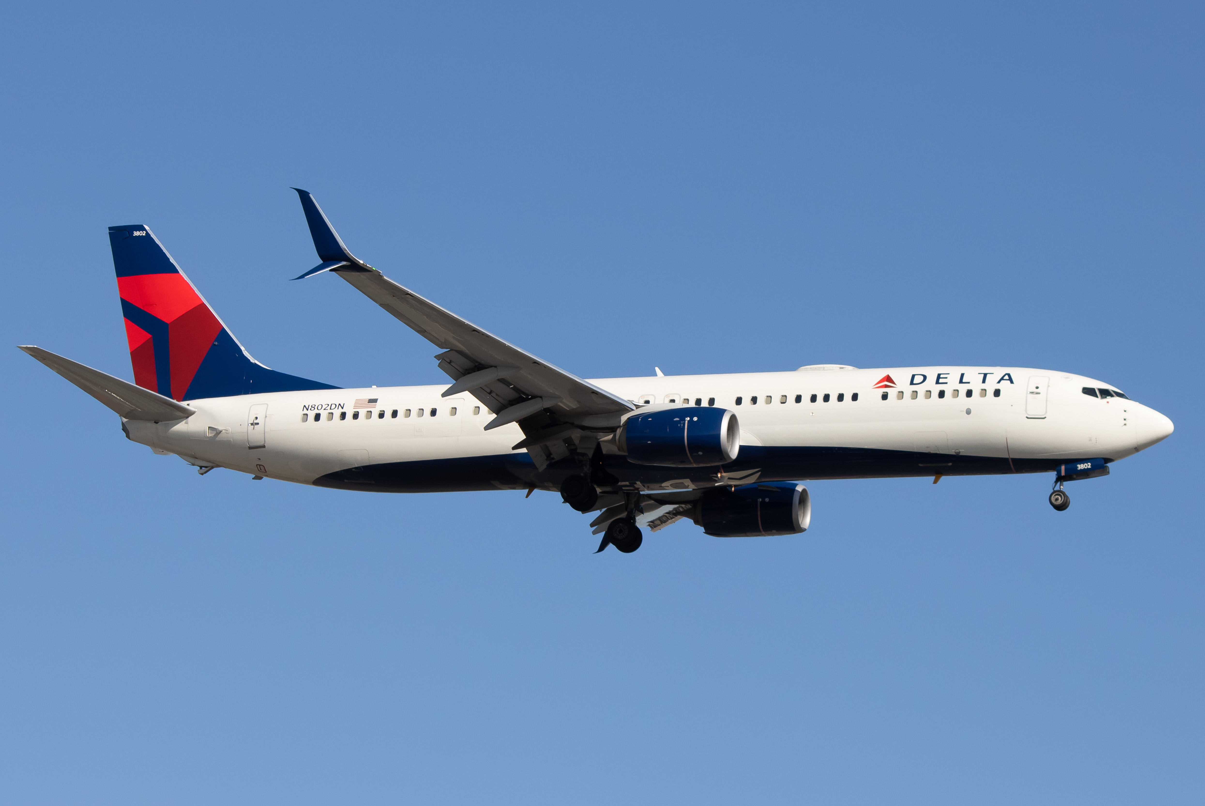 Full size: Delta Airlines Boeing 737-900ER N802DN at Newark Liberty International Airport
