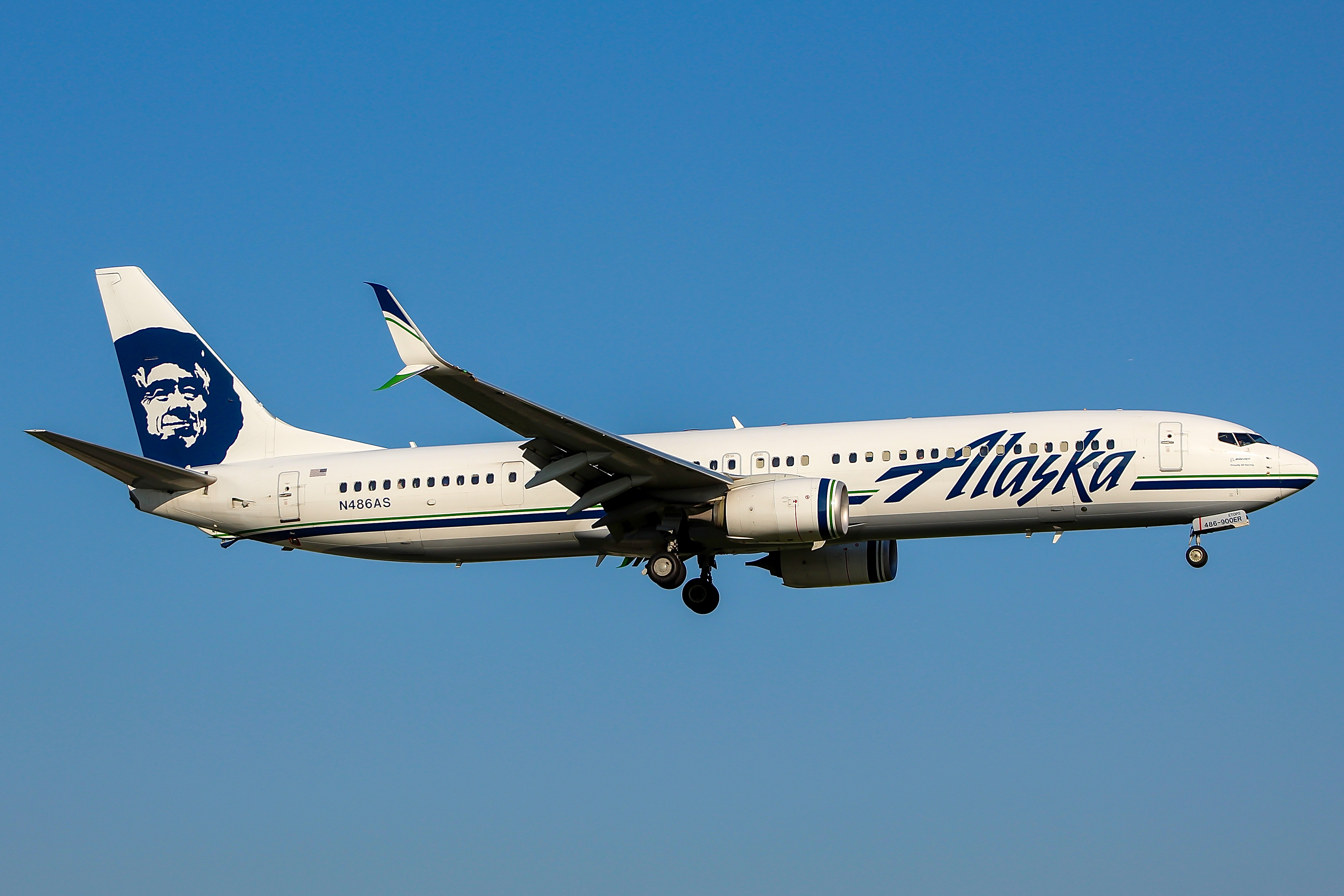 Full size: Alaska Airlines Boeing 737-900ER N486AS at General Mitchell International Airport