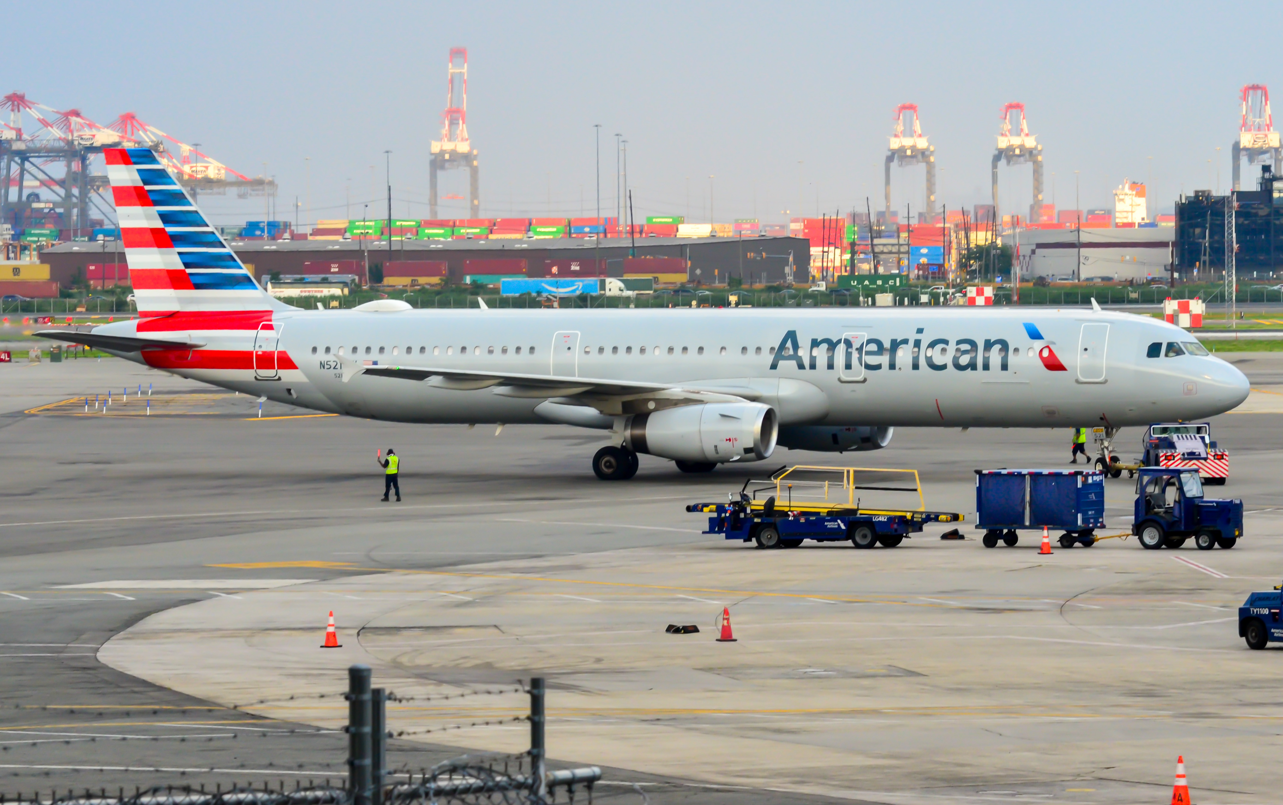 Full size: American Airlines Airbus A321-200 N521UW at Newark Liberty International Airport