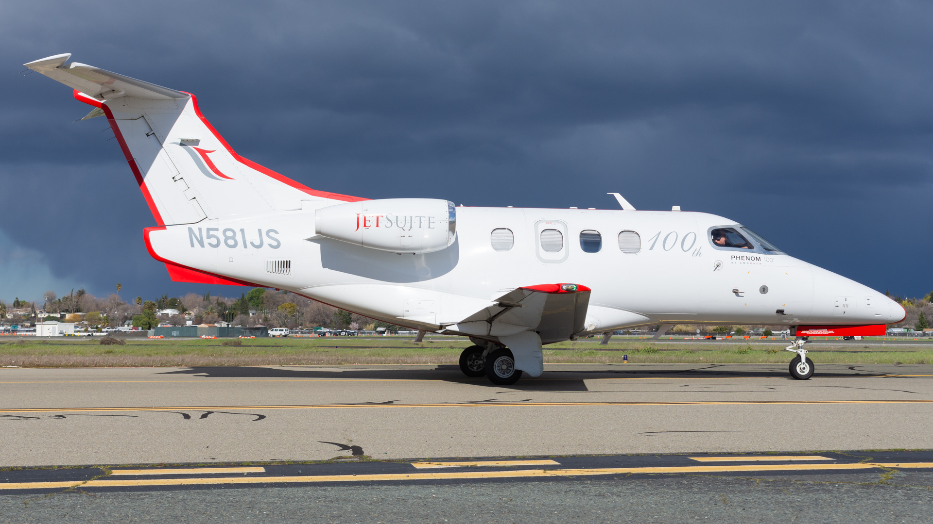 Full size: JetSuite EMB-500 N581JS at Buchanan Field Airport