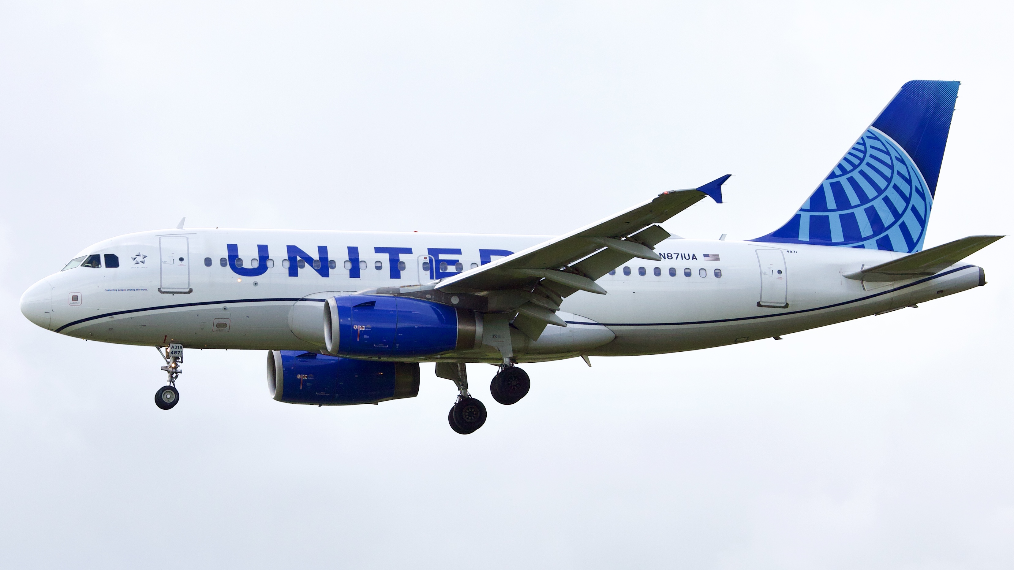 Full size: United Airlines Airbus A319 N871UA at Houston-George Bush Intercontinental Airport