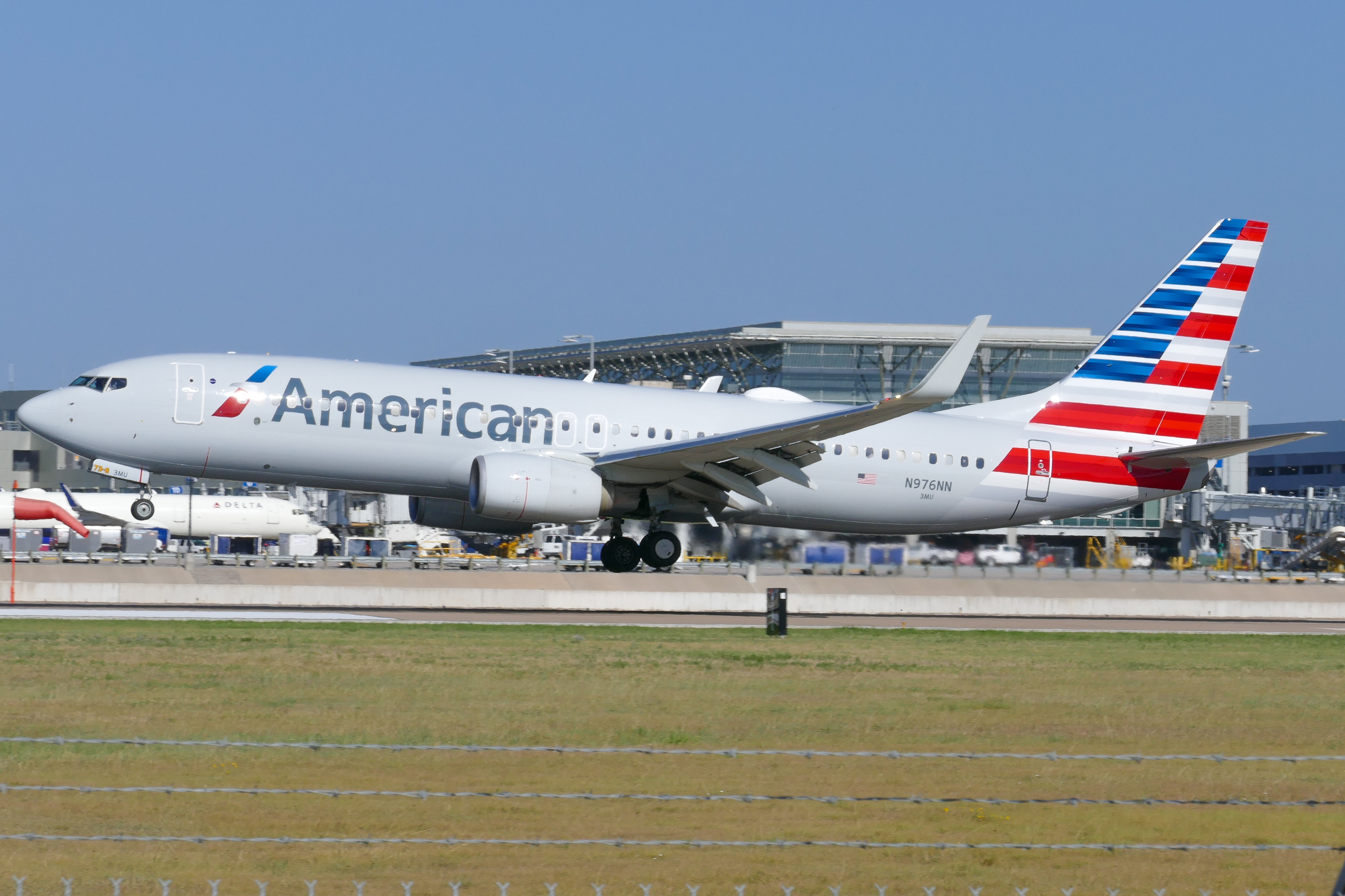 Full size: American Airlines Boeing 737-800 N976NN at Austin-Bergstrom International Airport
