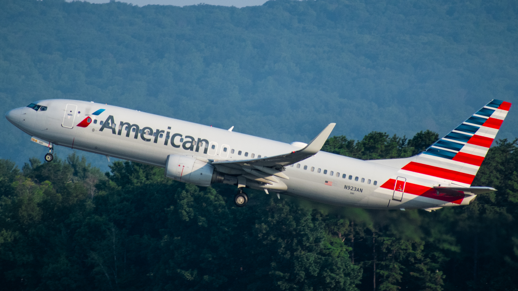 Full size: American Airlines Boeing 737-800 N923AN at Bradley International Airport