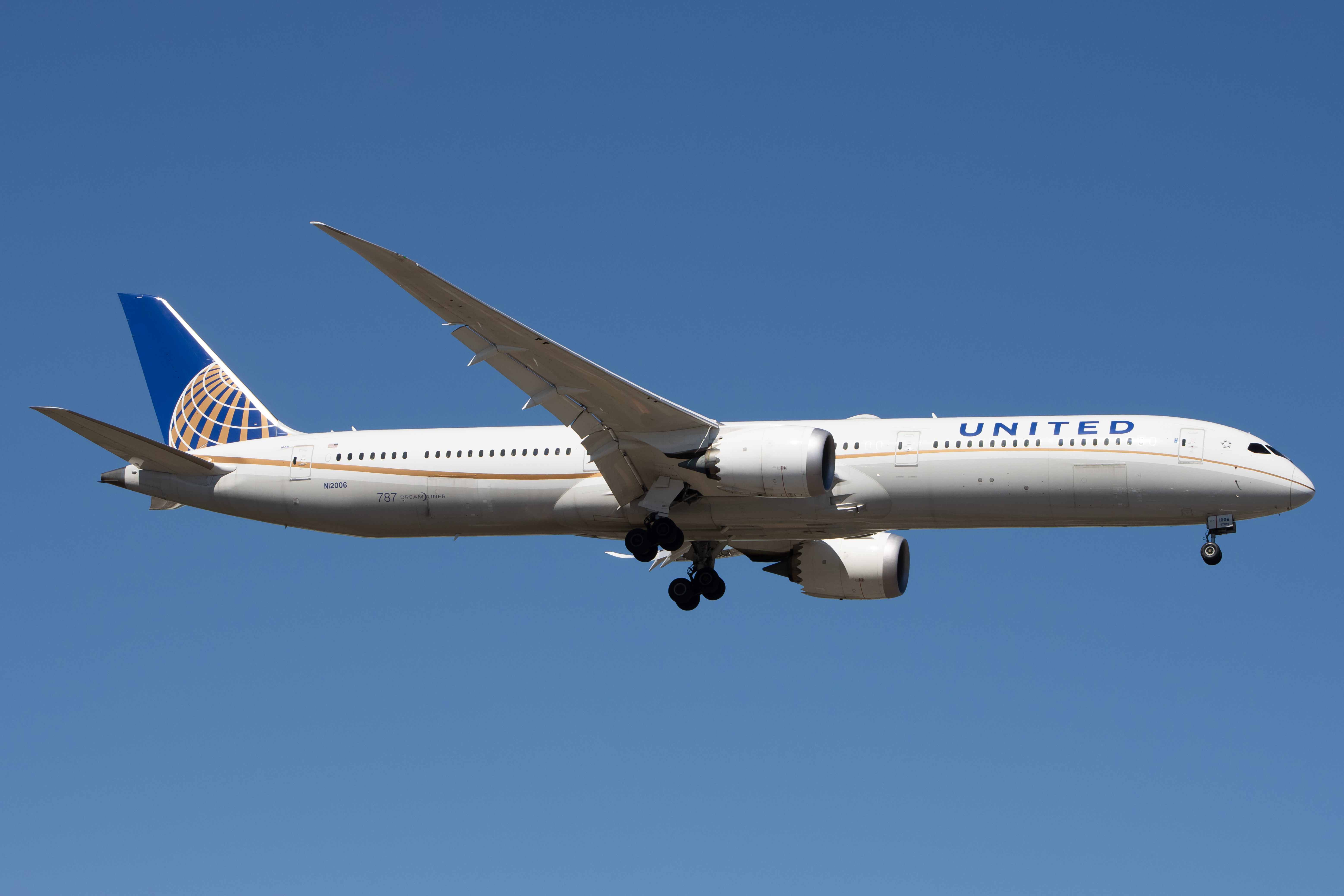 Full size: United Airlines Boeing 787-10 N12006 at Newark Liberty International Airport
