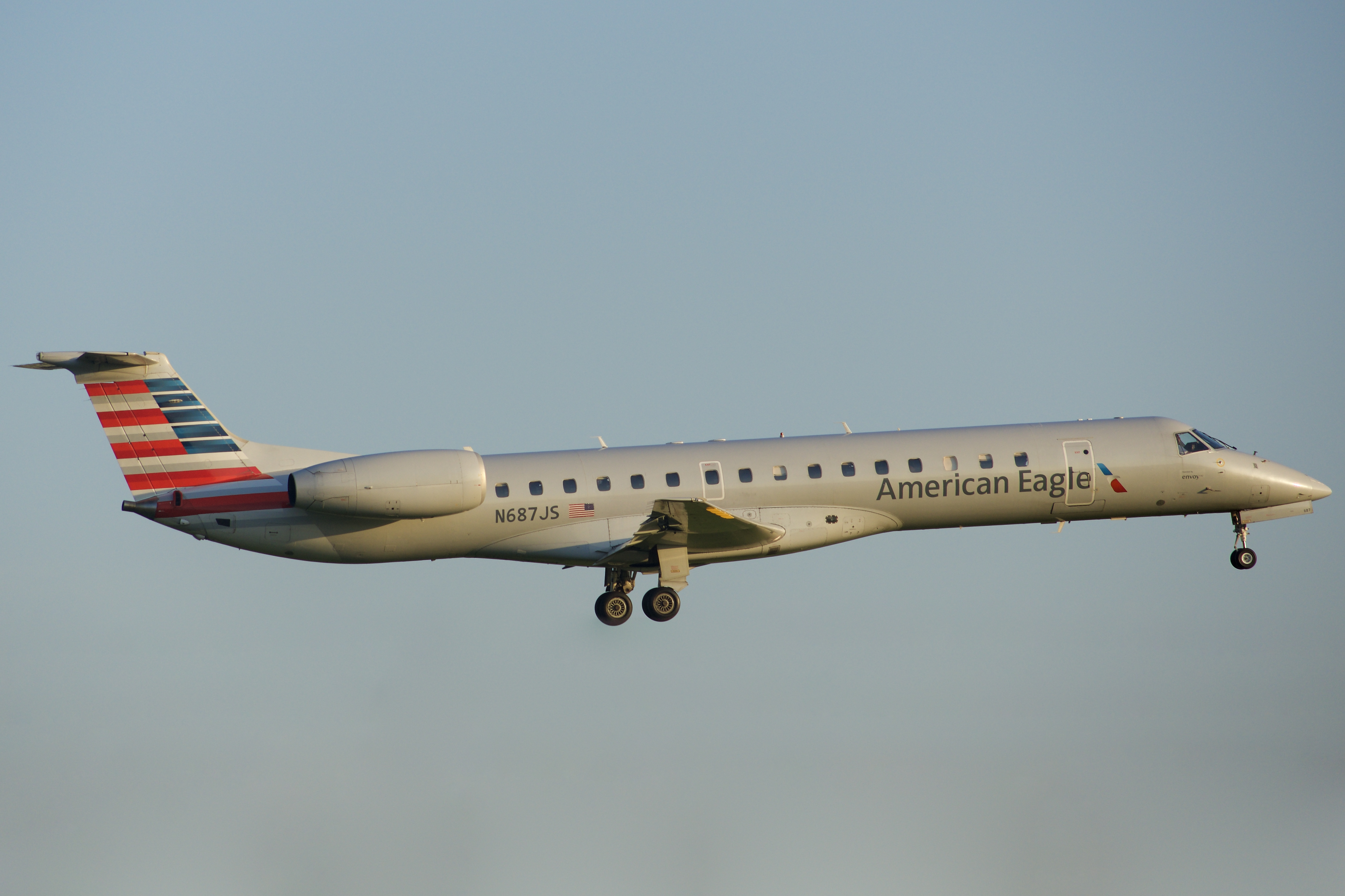 Full size: American Eagle Embraer ERJ145 N687JS at Green Bay-Austin Straubel International Airport