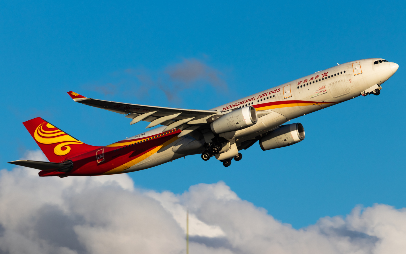 Full size: Hong Kong Airlines Airbus A330-300 B-LNO at Hong Kong International Airport