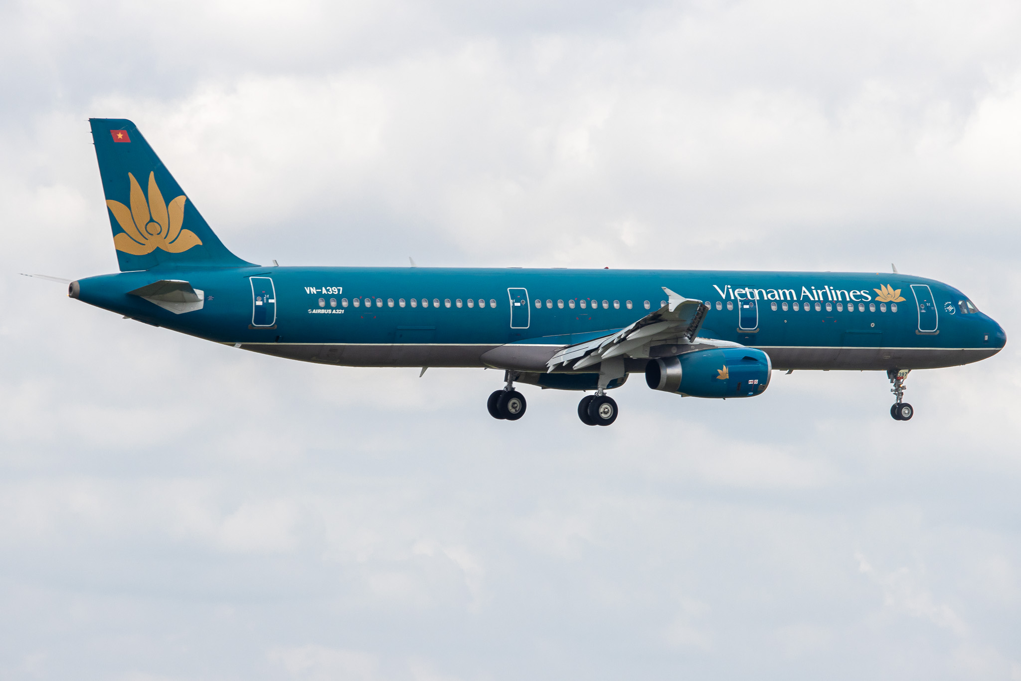 Full size: Vietnam Airlines Airbus A321-200 VN-A397 at Tan Son Nhat International Airport