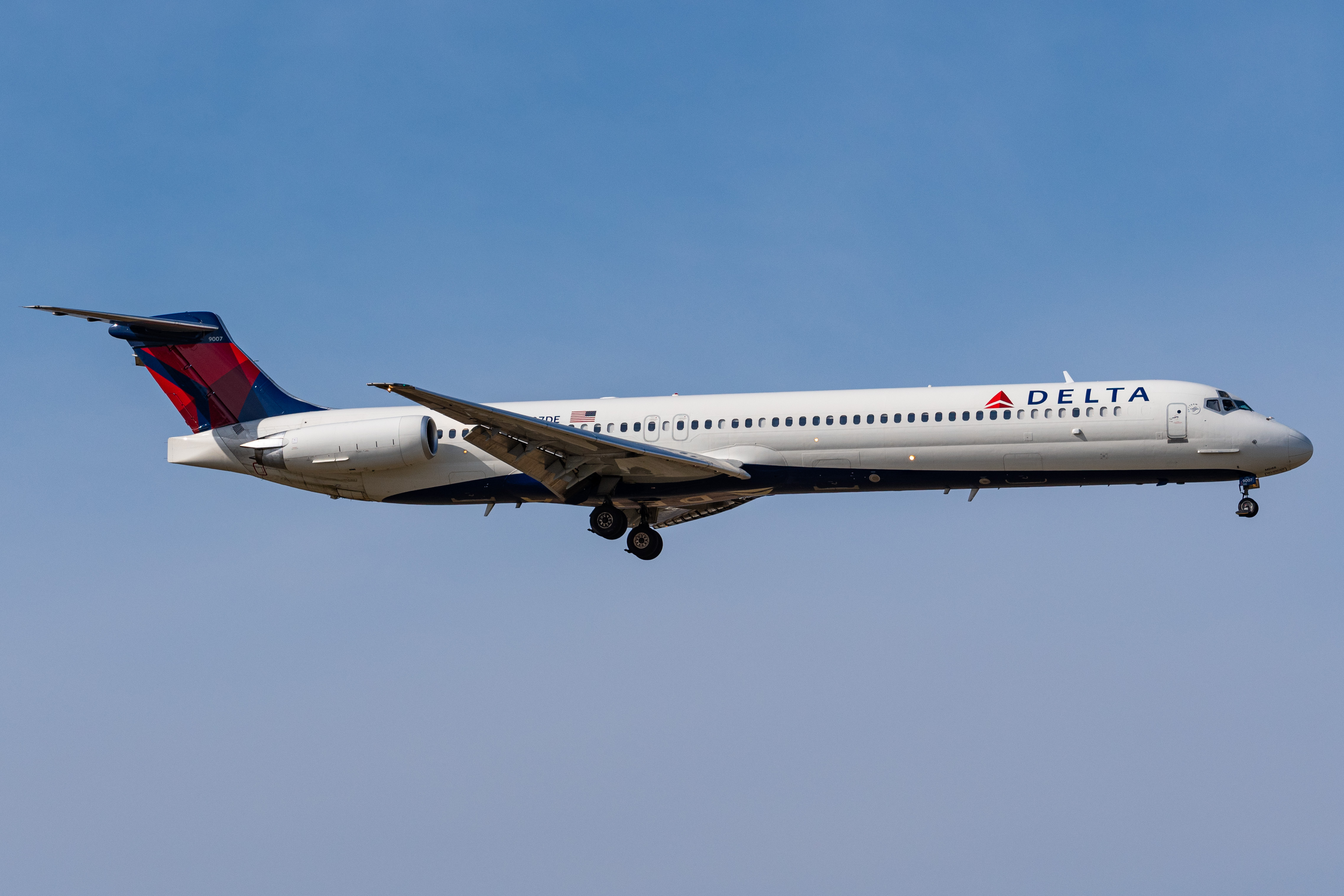 Full size: Delta Airlines McDonnell Douglas MD-88 N907DE at Philadelphia International Airport