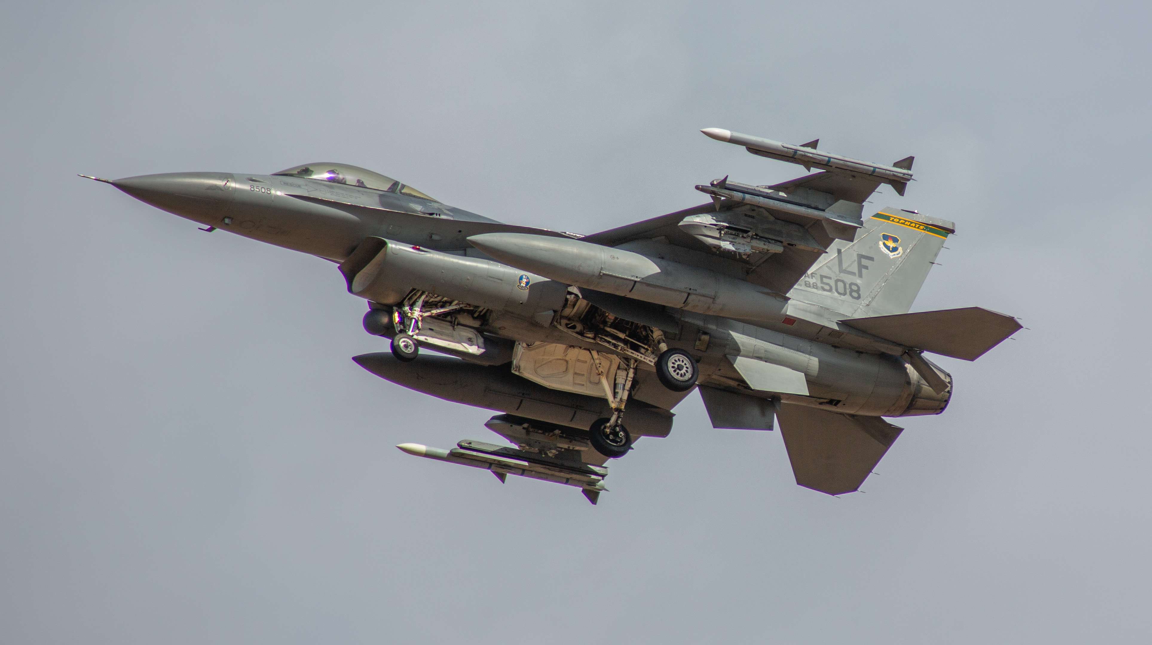 Full size: USAF - United States Air Force General Dynamics F-16 Fighting Falcon 88-0508 at Luke AFB
