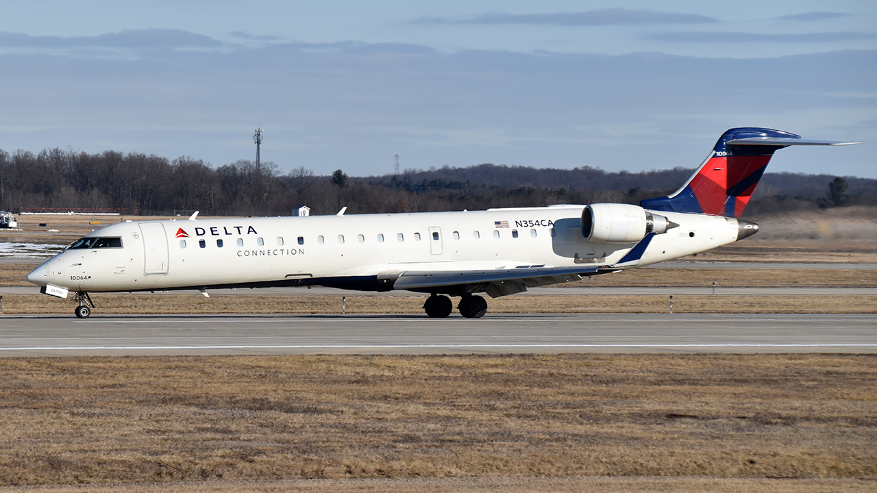 Full size: Delta Connection Mitsubishi CRJ-700 N354CA at Gerald R Ford International Airport